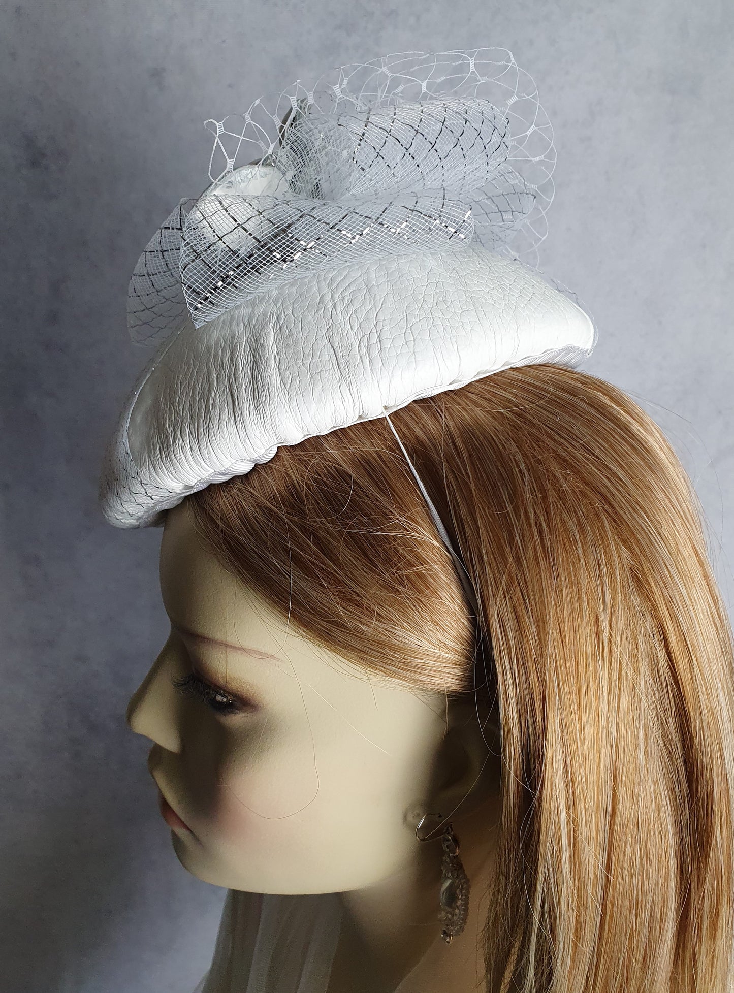 Ronde handgemaakte fascinator wit met natuurlijk leer en crinoline, bruiloft hoofdtooi, elegante dameshoed voor speciale gelegenheid