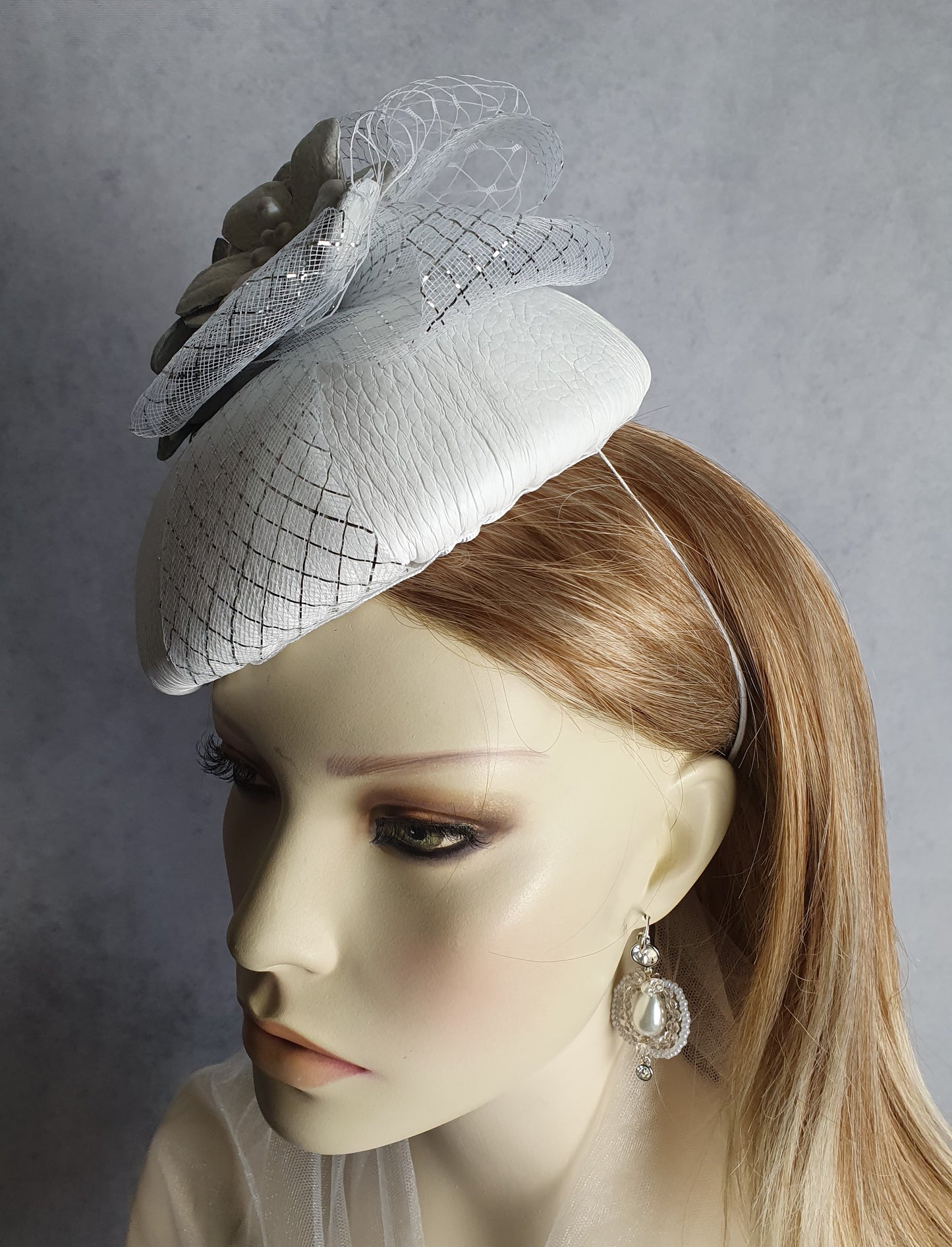 Ronde handgemaakte fascinator wit met natuurlijk leer en crinoline, bruiloft hoofdtooi, elegante dameshoed voor speciale gelegenheid