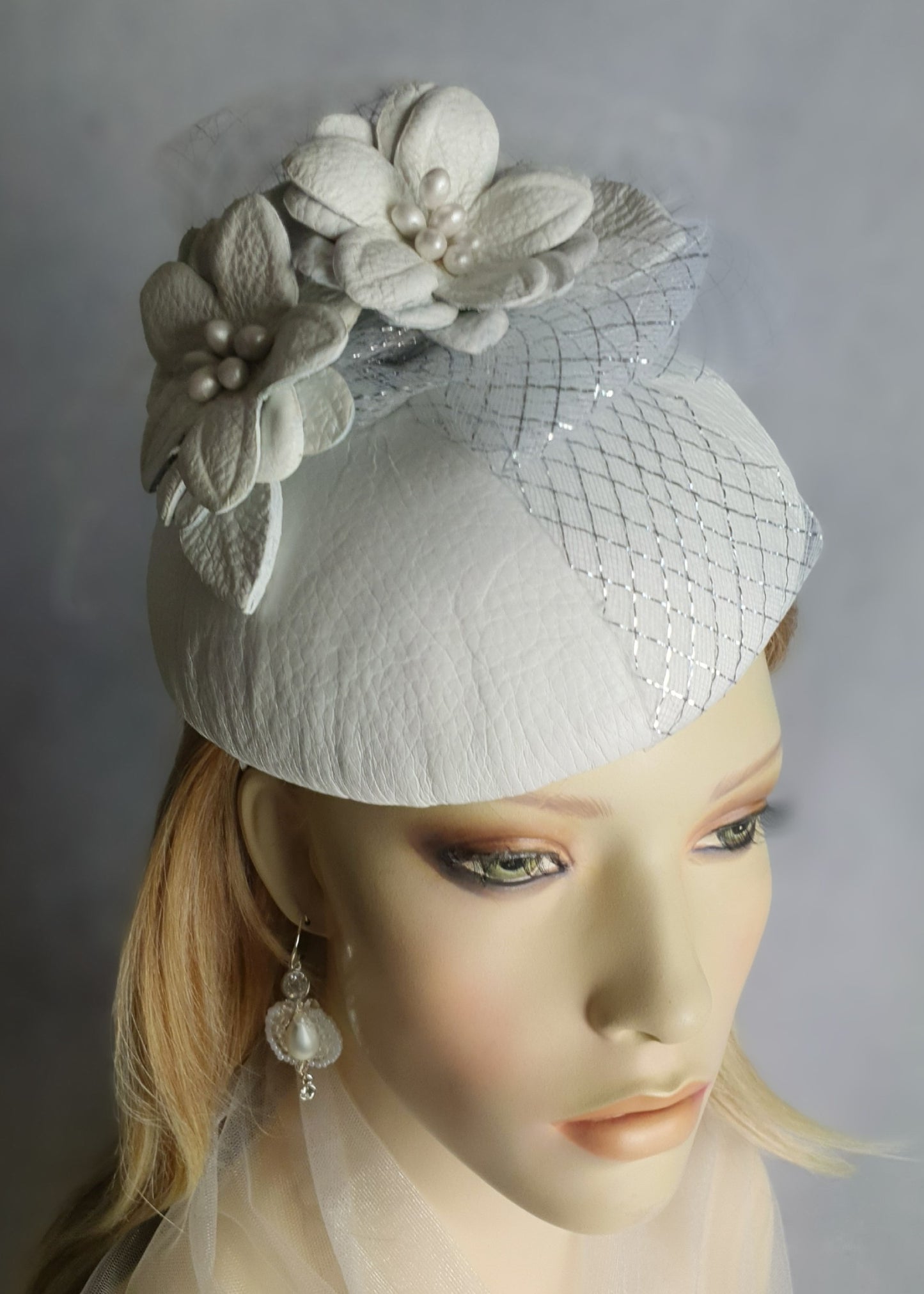 Ronde handgemaakte fascinator wit met natuurlijk leer en crinoline, bruiloft hoofdtooi, elegante dameshoed voor speciale gelegenheid