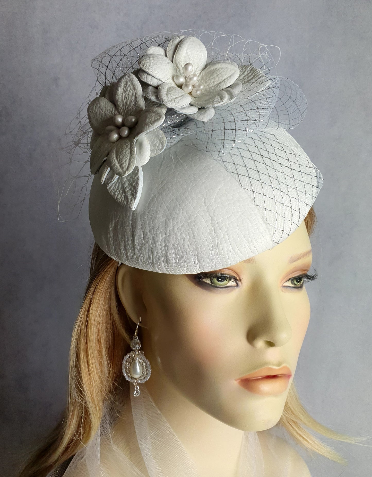 Ronde handgemaakte fascinator wit met natuurlijk leer en crinoline, bruiloft hoofdtooi, elegante dameshoed voor speciale gelegenheid