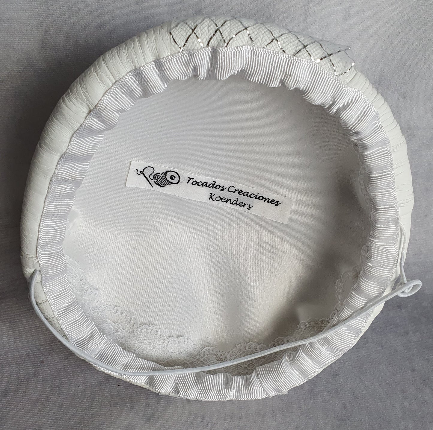 Ronde handgemaakte fascinator wit met natuurlijk leer en crinoline, bruiloft hoofdtooi, elegante dameshoed voor speciale gelegenheid