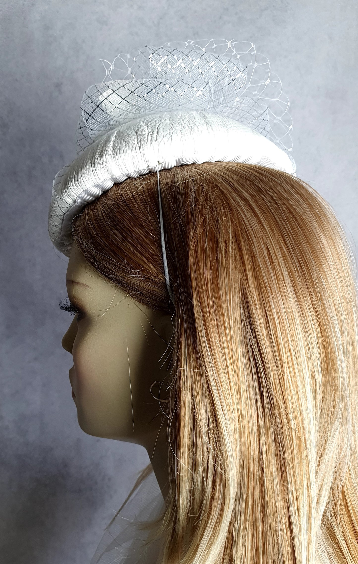 Ronde handgemaakte fascinator wit met natuurlijk leer en crinoline, bruiloft hoofdtooi, elegante dameshoed voor speciale gelegenheid