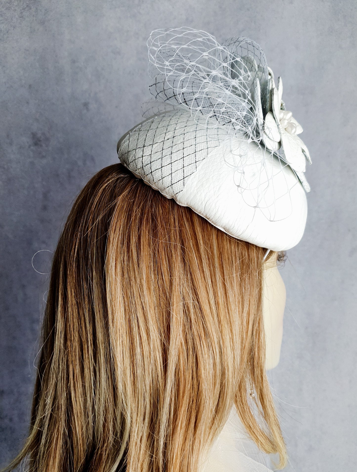 Ronde handgemaakte fascinator wit met natuurlijk leer en crinoline, bruiloft hoofdtooi, elegante dameshoed voor speciale gelegenheid