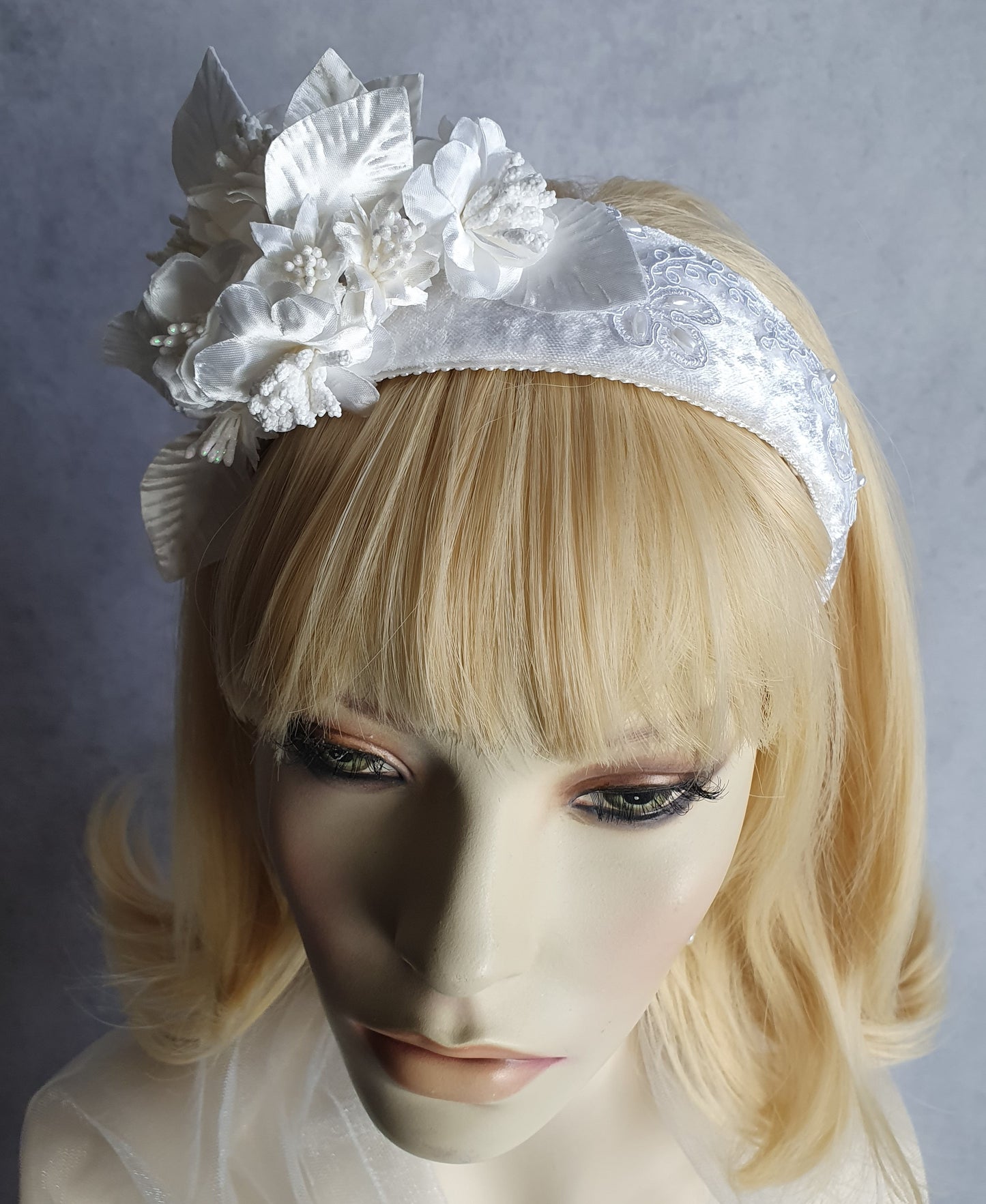 Handgemaakte hoofdband met zijden bloemen en fluwelen stampers- Elegant Haaraccessoire voor Bruiloften, dames haar haarband, diadeem