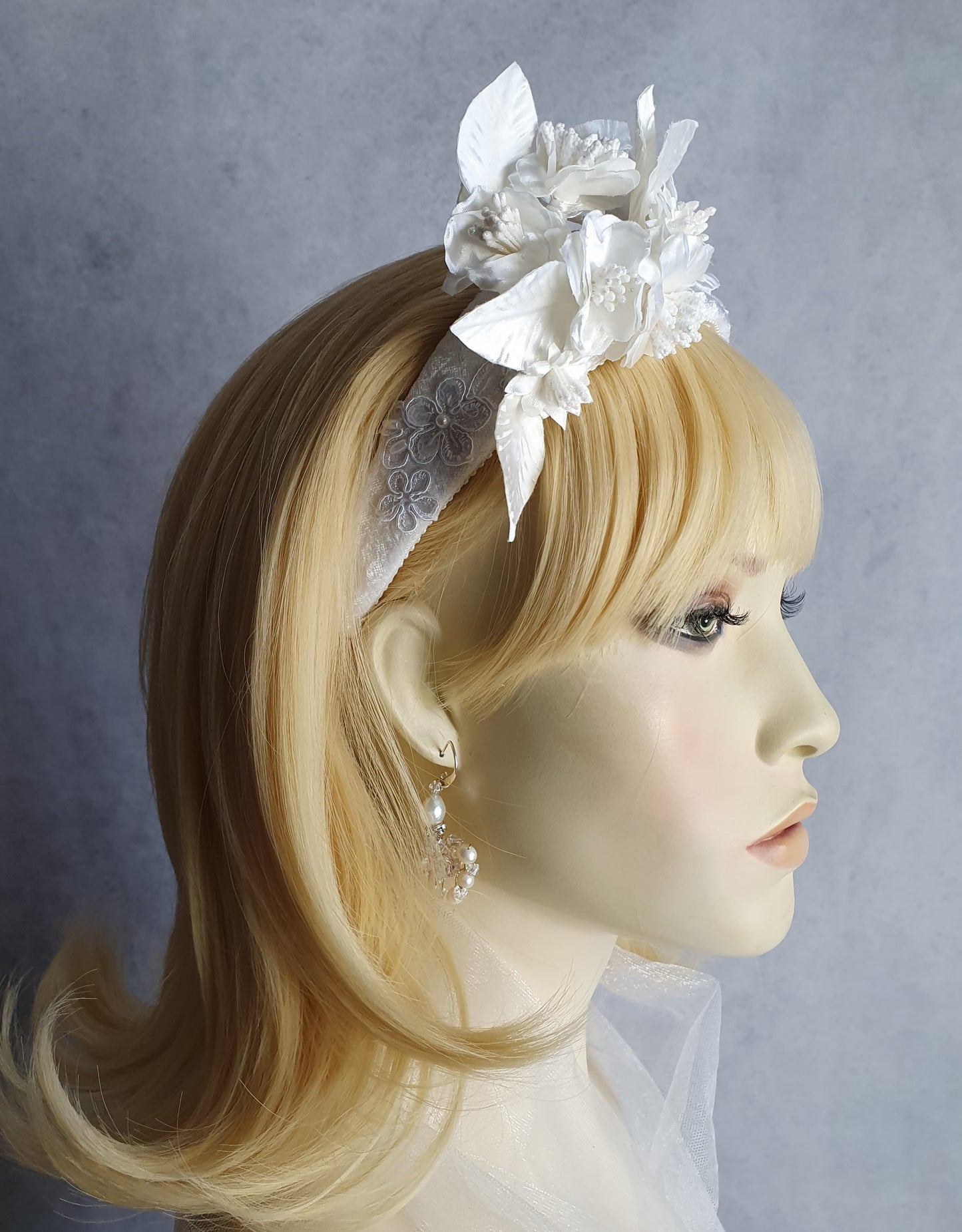 Handgemaakte hoofdband met zijden bloemen en fluwelen stampers- Elegant Haaraccessoire voor Bruiloften, dames haar haarband, diadeem