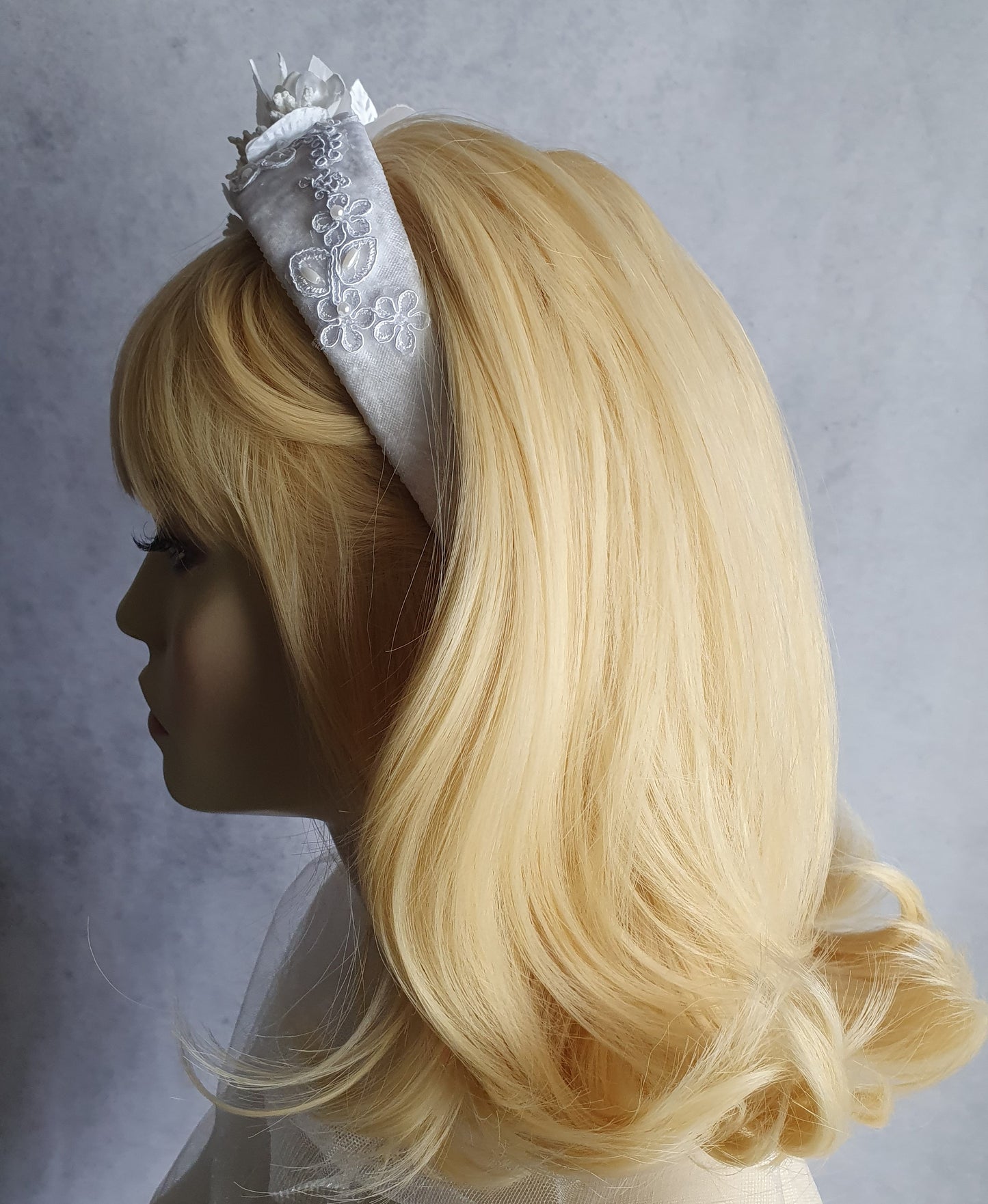 Handgemaakte hoofdband met zijden bloemen en fluwelen stampers- Elegant Haaraccessoire voor Bruiloften, dames haar haarband, diadeem