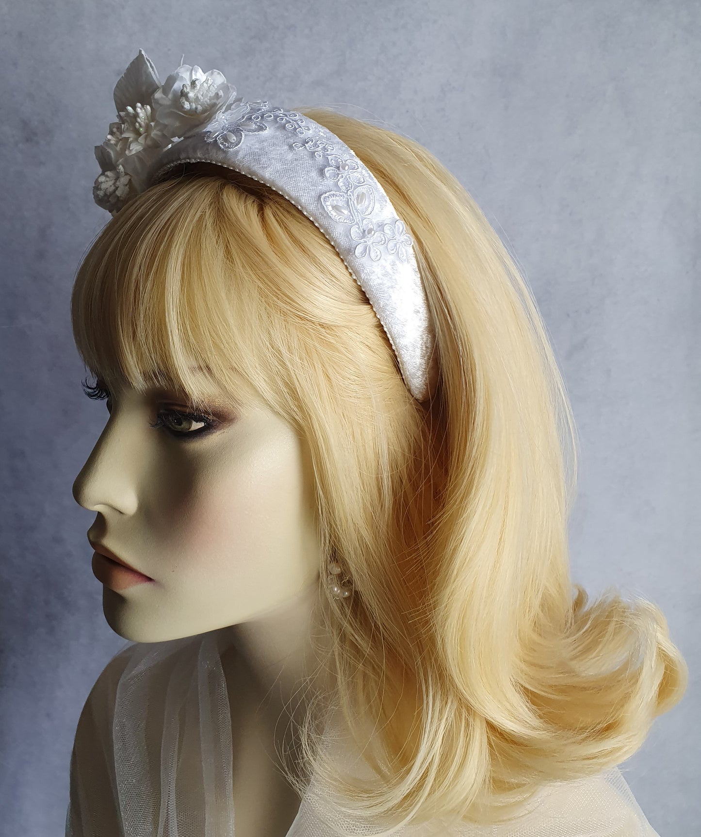 Handgemaakte hoofdband met zijden bloemen en fluwelen stampers- Elegant Haaraccessoire voor Bruiloften, dames haar haarband, diadeem