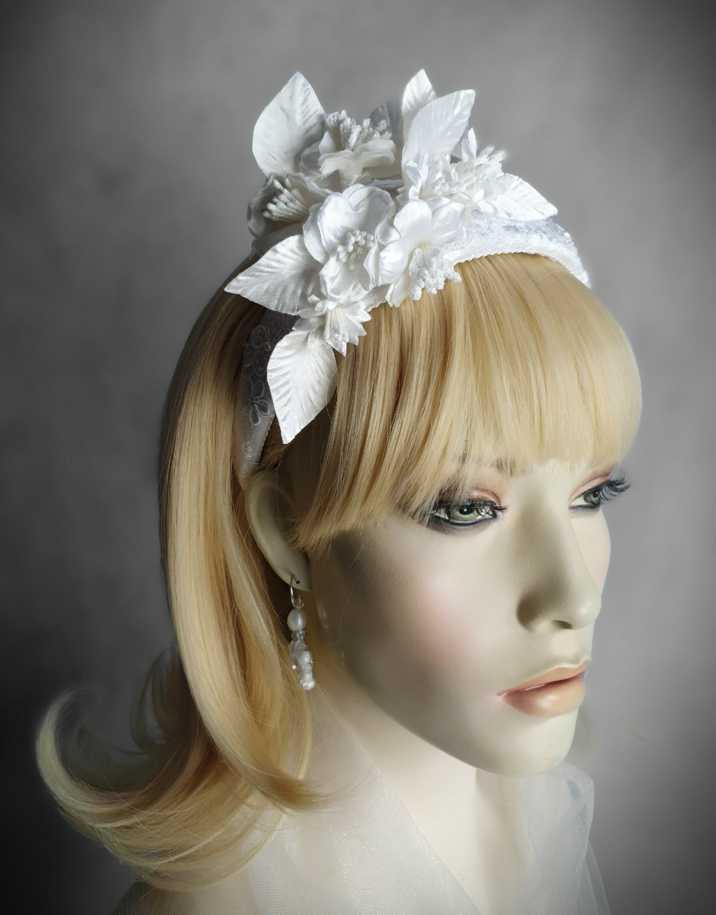 Handgemaakte hoofdband met zijden bloemen en fluwelen stampers- Elegant Haaraccessoire voor Bruiloften, dames haar haarband, diadeem