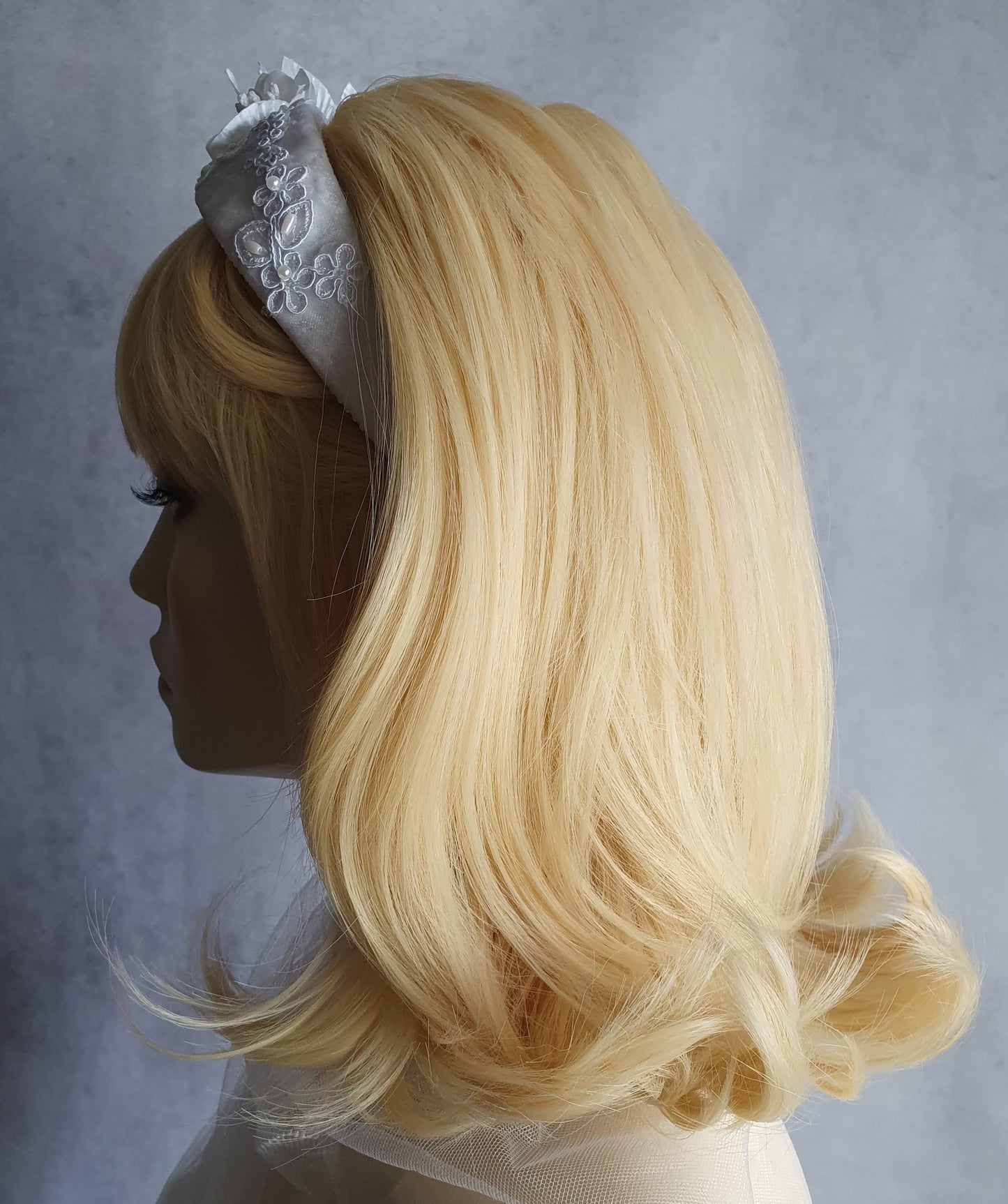 Handgemaakte hoofdband met zijden bloemen en fluwelen stampers- Elegant Haaraccessoire voor Bruiloften, dames haar haarband, diadeem