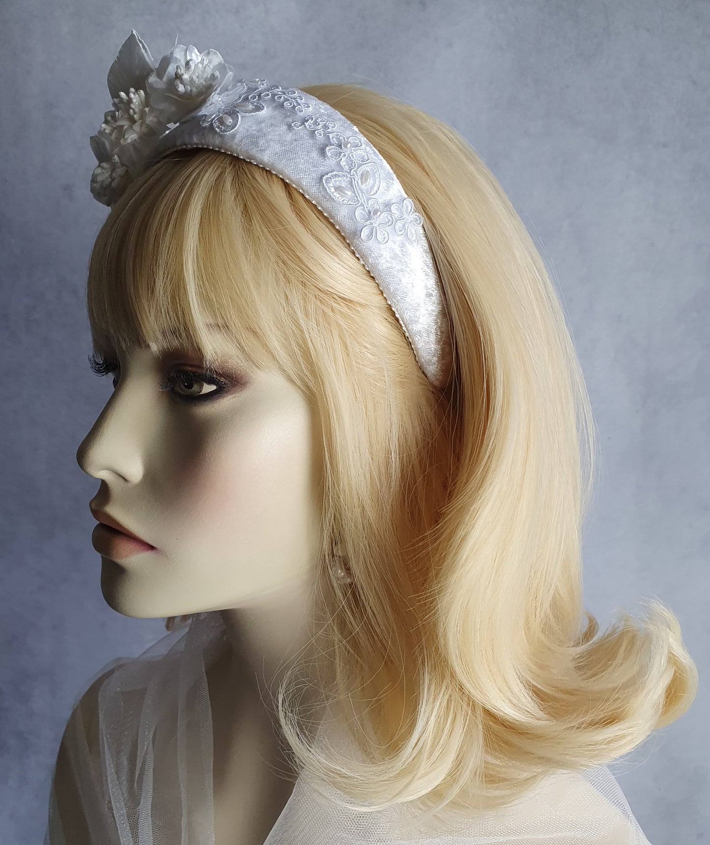Handgemaakte hoofdband met zijden bloemen en fluwelen stampers- Elegant Haaraccessoire voor Bruiloften, dames haar haarband, diadeem
