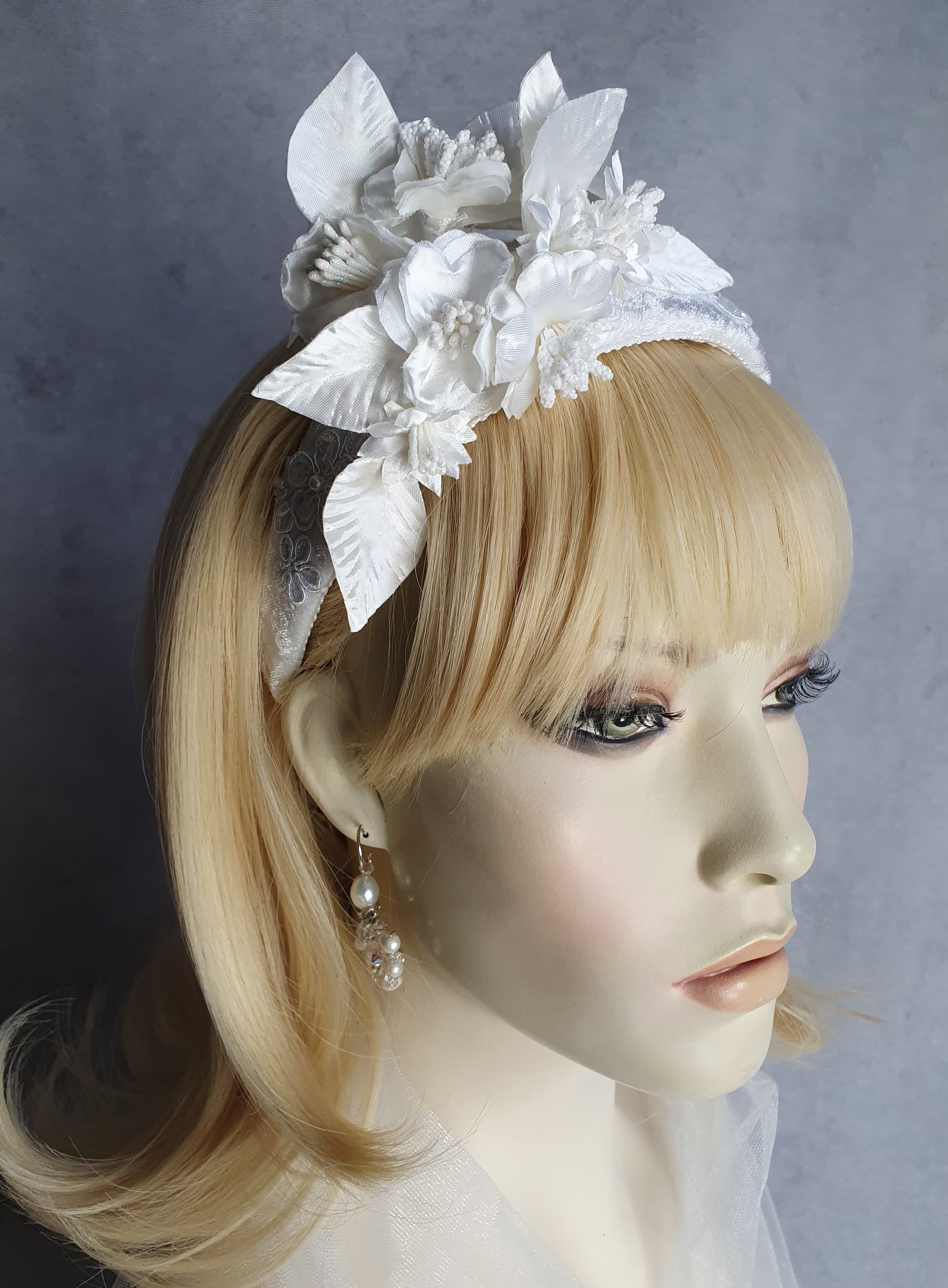 Handgemaakte hoofdband met zijden bloemen en fluwelen stampers- Elegant Haaraccessoire voor Bruiloften, dames haar haarband, diadeem