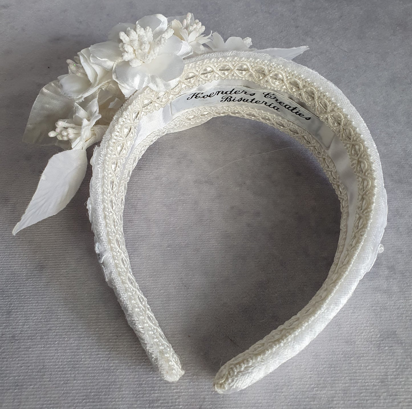 Handgemaakte hoofdband met zijden bloemen en fluwelen stampers- Elegant Haaraccessoire voor Bruiloften, dames haar haarband, diadeem
