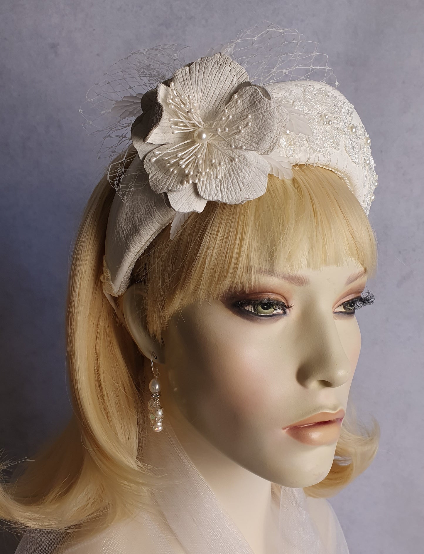 Handgemaakte witte Hoofdband van natuurlijk leder- voor een speciale gelegenheid. Fascinator, Tiara, Haarband, Hoofdband