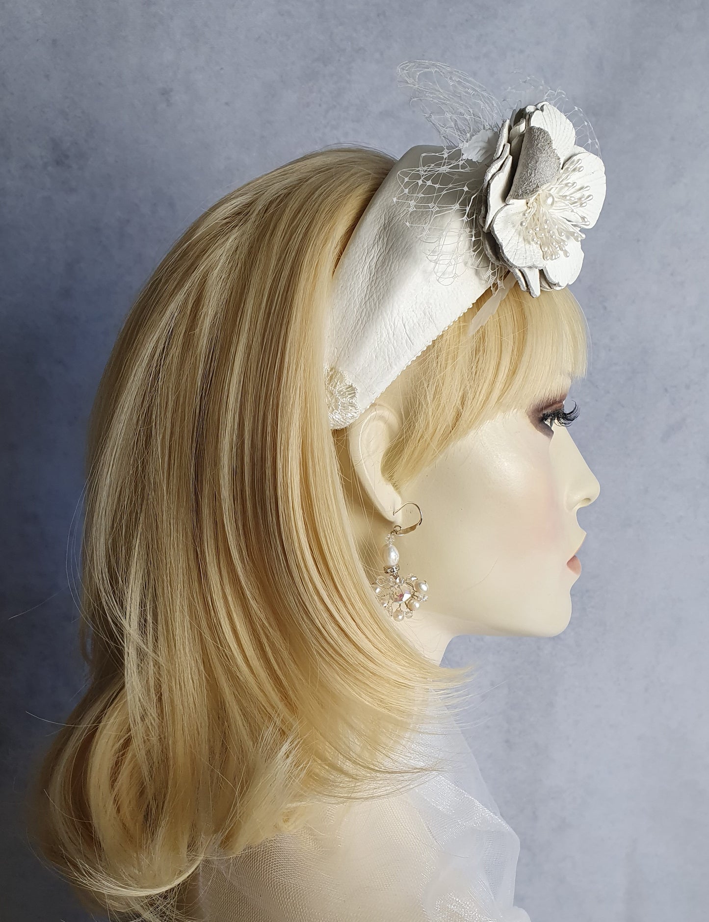 Handgemaakte witte Hoofdband van natuurlijk leder- voor een speciale gelegenheid. Fascinator, Tiara, Haarband, Hoofdband