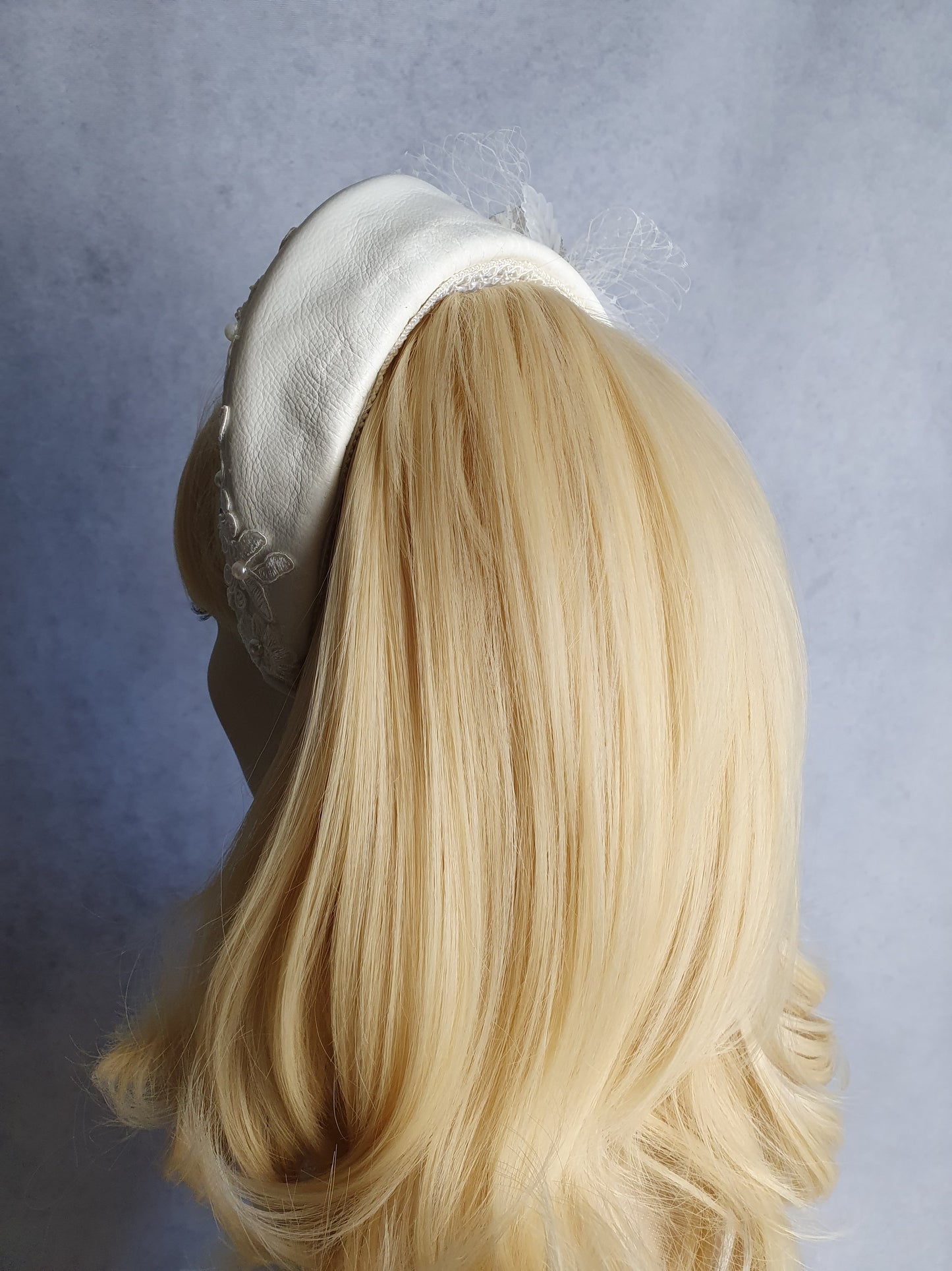 Handgemaakte witte Hoofdband van natuurlijk leder- voor een speciale gelegenheid. Fascinator, Tiara, Haarband, Hoofdband