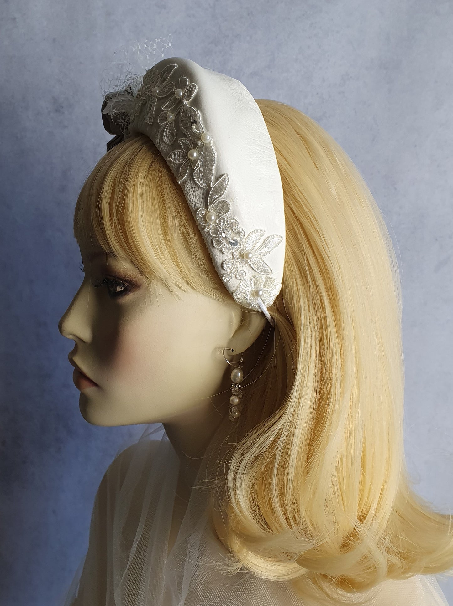 Handgemaakte witte Hoofdband van natuurlijk leder- voor een speciale gelegenheid. Fascinator, Tiara, Haarband, Hoofdband