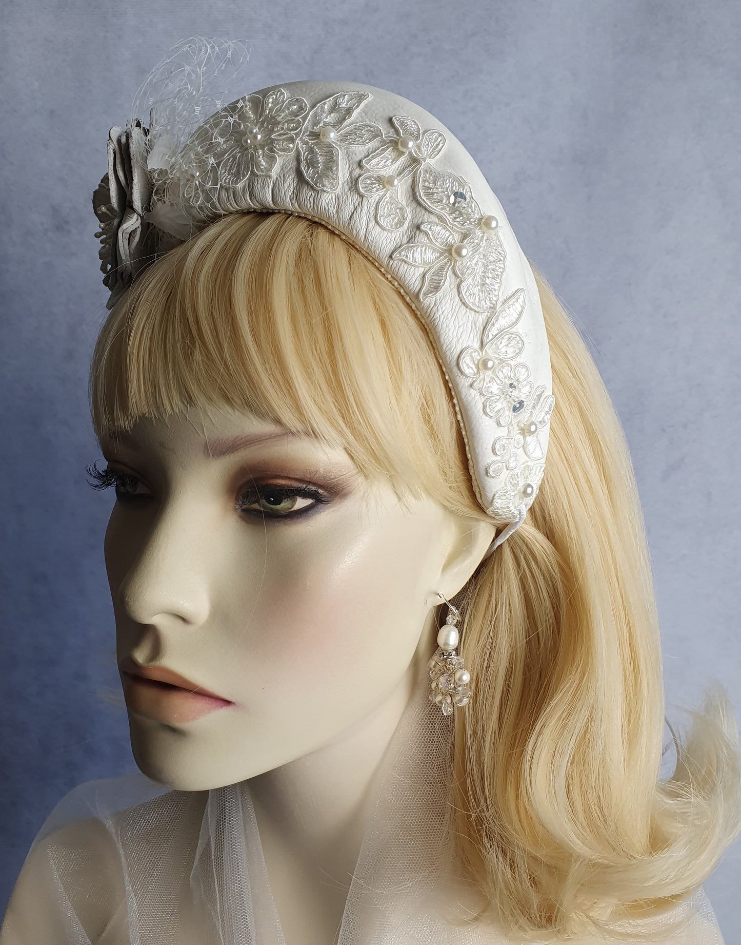 Handgemaakte witte Hoofdband van natuurlijk leder- voor een speciale gelegenheid. Fascinator, Tiara, Haarband, Hoofdband