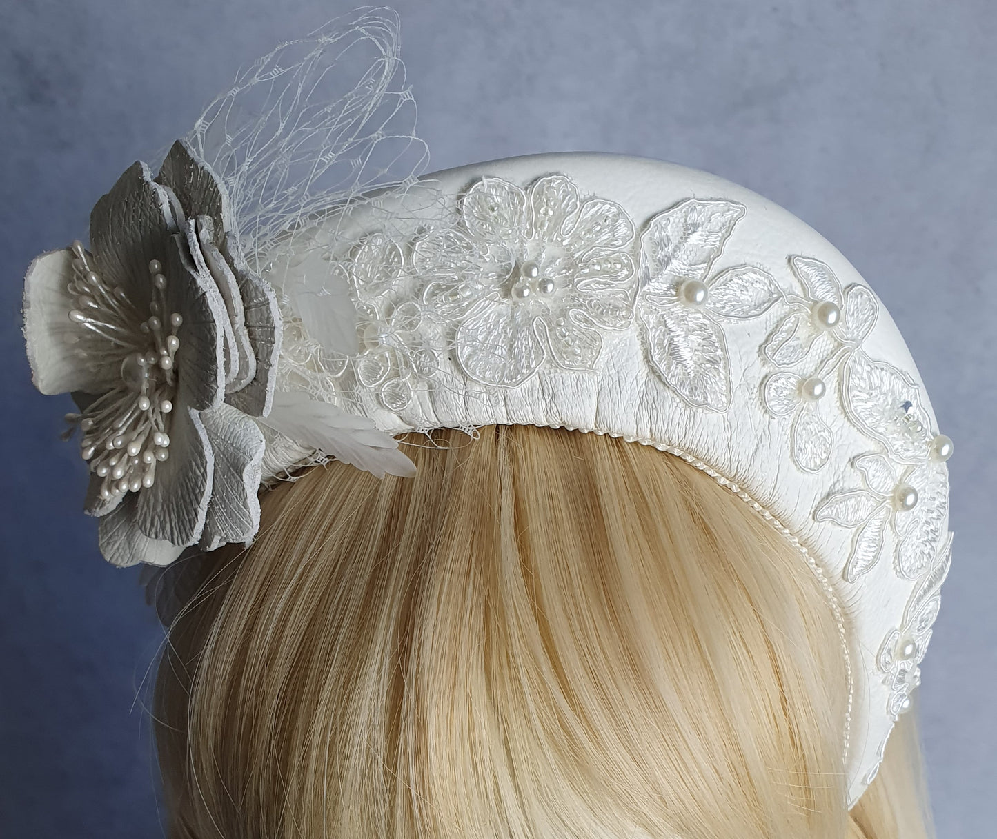 Handgemaakte witte Hoofdband van natuurlijk leder- voor een speciale gelegenheid. Fascinator, Tiara, Haarband, Hoofdband