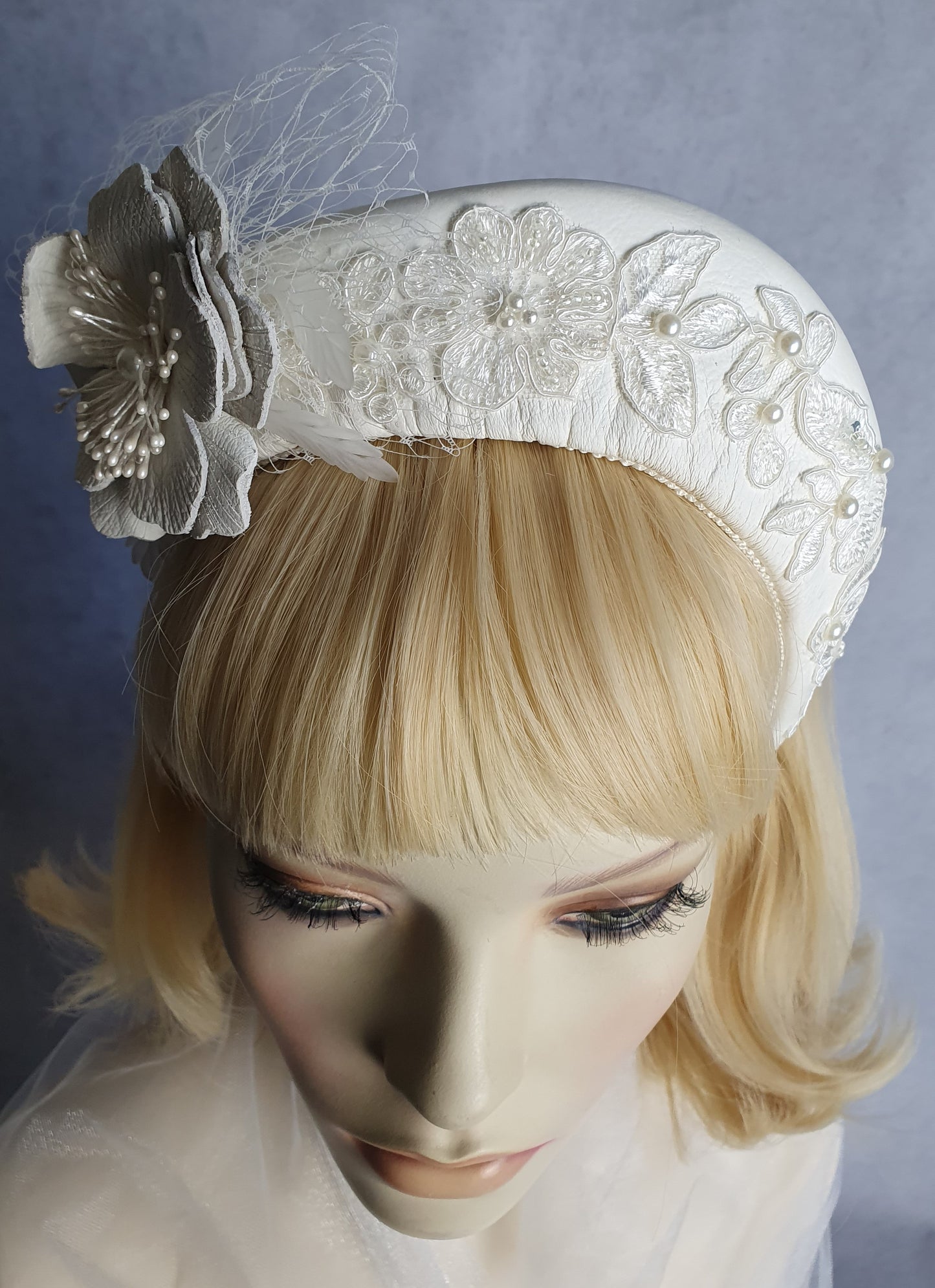 Handgemaakte witte Hoofdband van natuurlijk leder- voor een speciale gelegenheid. Fascinator, Tiara, Haarband, Hoofdband