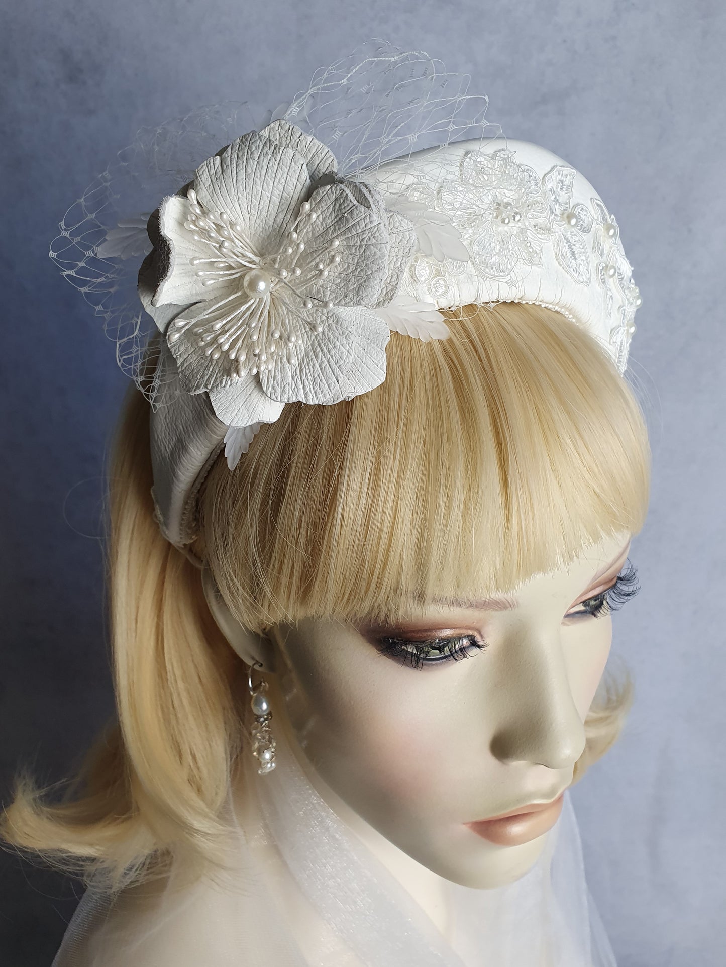 Handgemaakte witte Hoofdband van natuurlijk leder- voor een speciale gelegenheid. Fascinator, Tiara, Haarband, Hoofdband