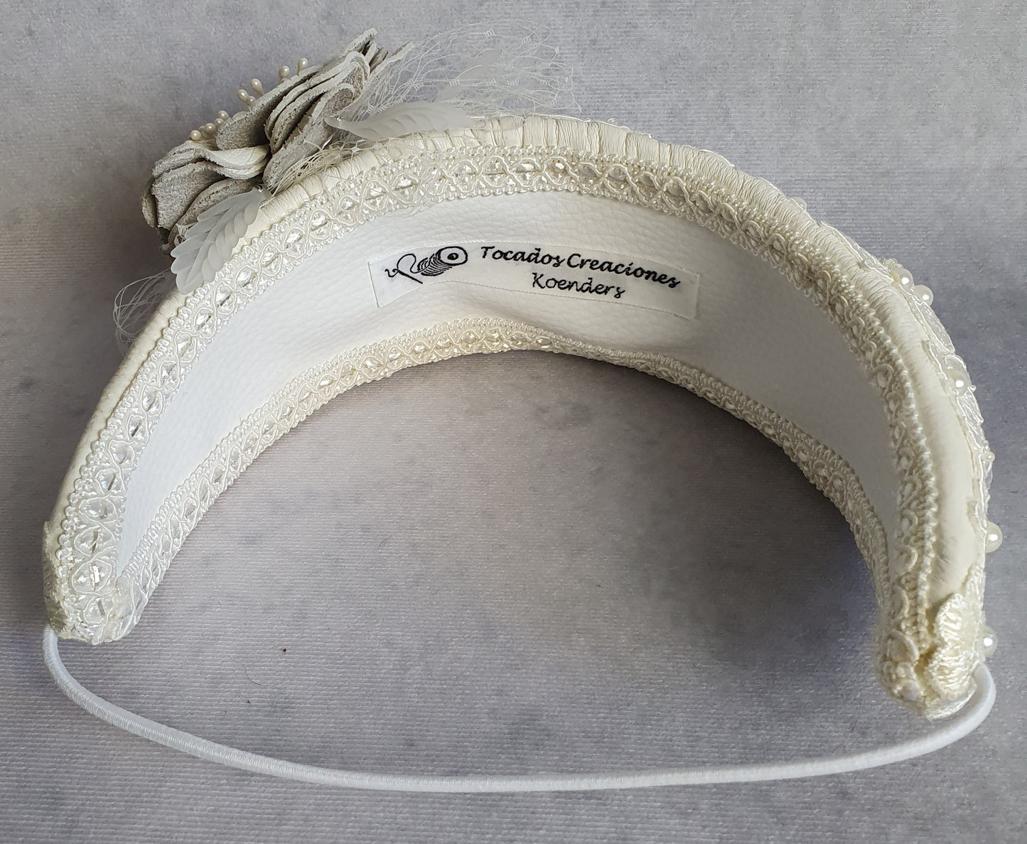 Handgemaakte witte Hoofdband van natuurlijk leder- voor een speciale gelegenheid. Fascinator, Tiara, Haarband, Hoofdband