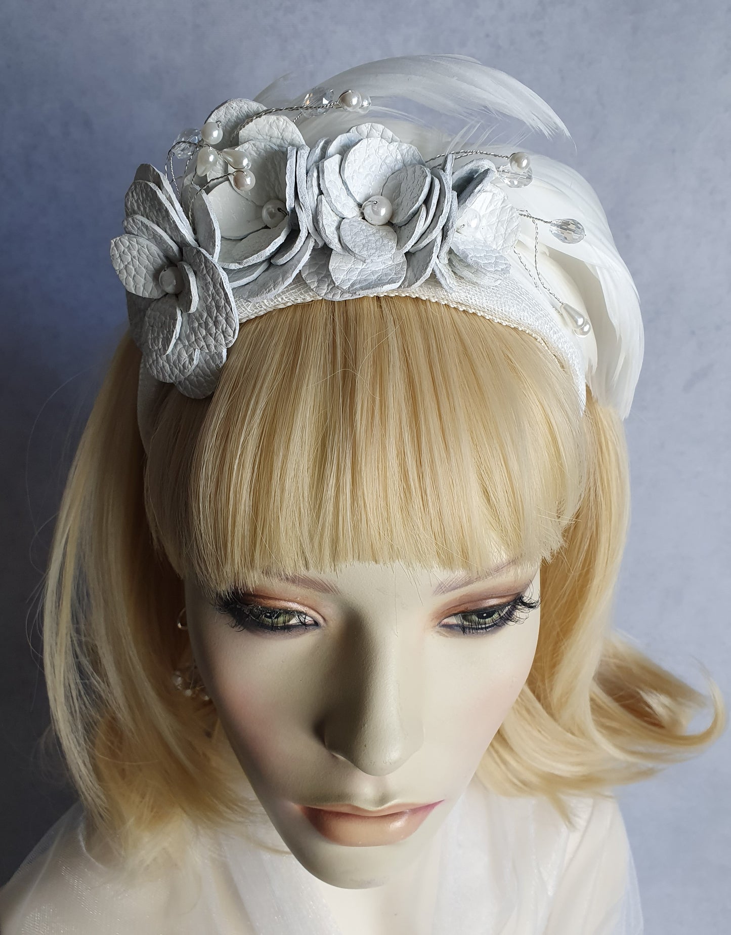 Handgemaakte witte Hoofdband van natuurlijk leder met zwanenveren- Elegant haarband, trouwhoofdband, bruidstiara speciale gelegenheid.
