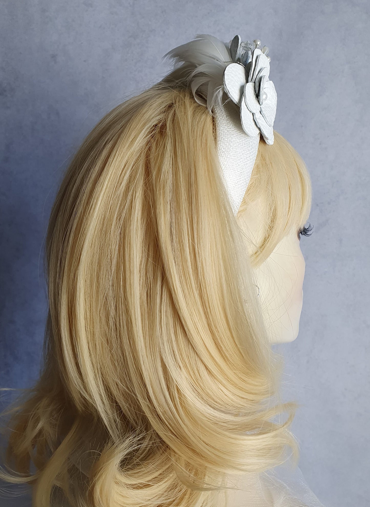 Handgemaakte witte Hoofdband van natuurlijk leder met zwanenveren- Elegant haarband, trouwhoofdband, bruidstiara speciale gelegenheid.