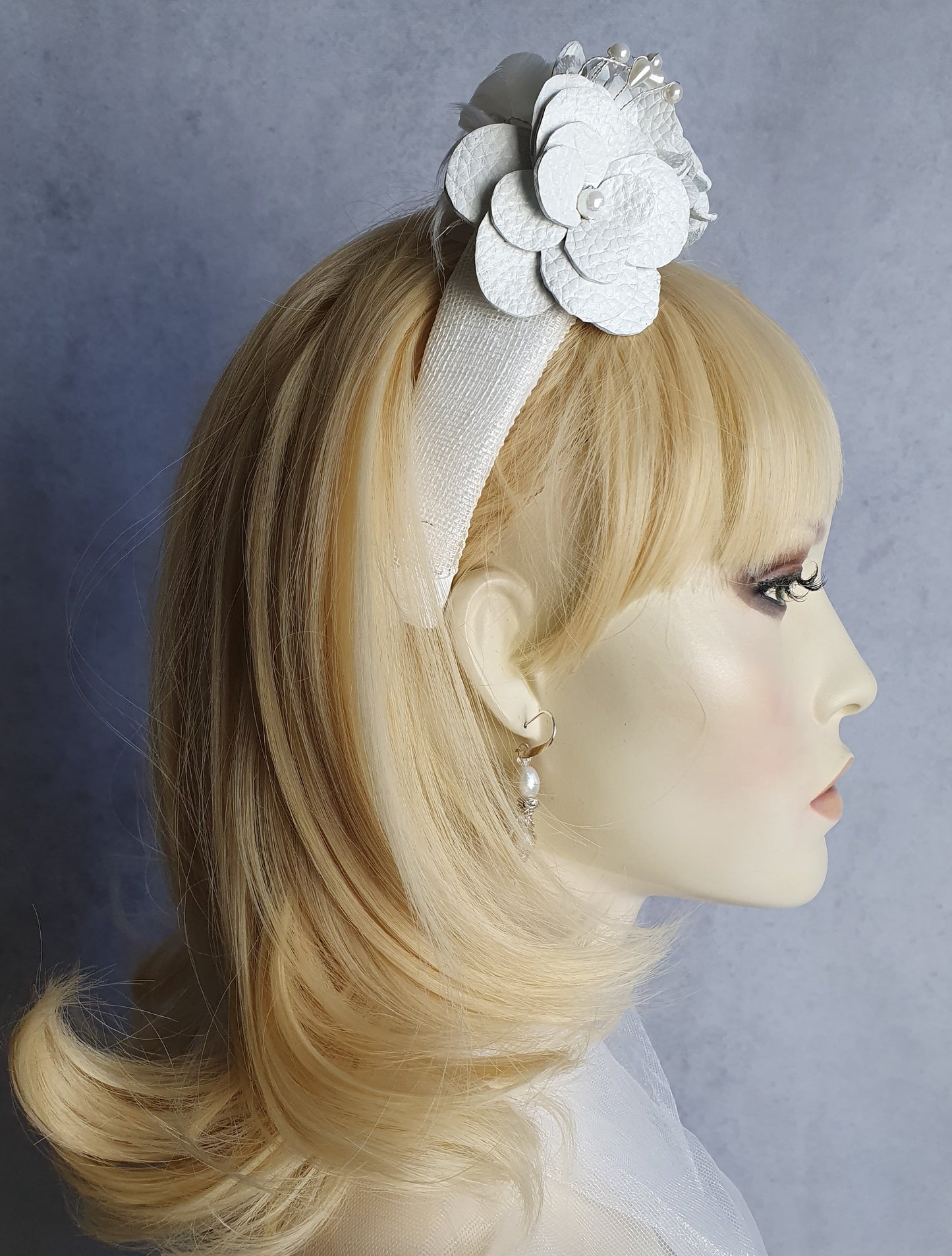 Handgemaakte witte Hoofdband van natuurlijk leder met zwanenveren- Elegant haarband, trouwhoofdband, bruidstiara speciale gelegenheid.