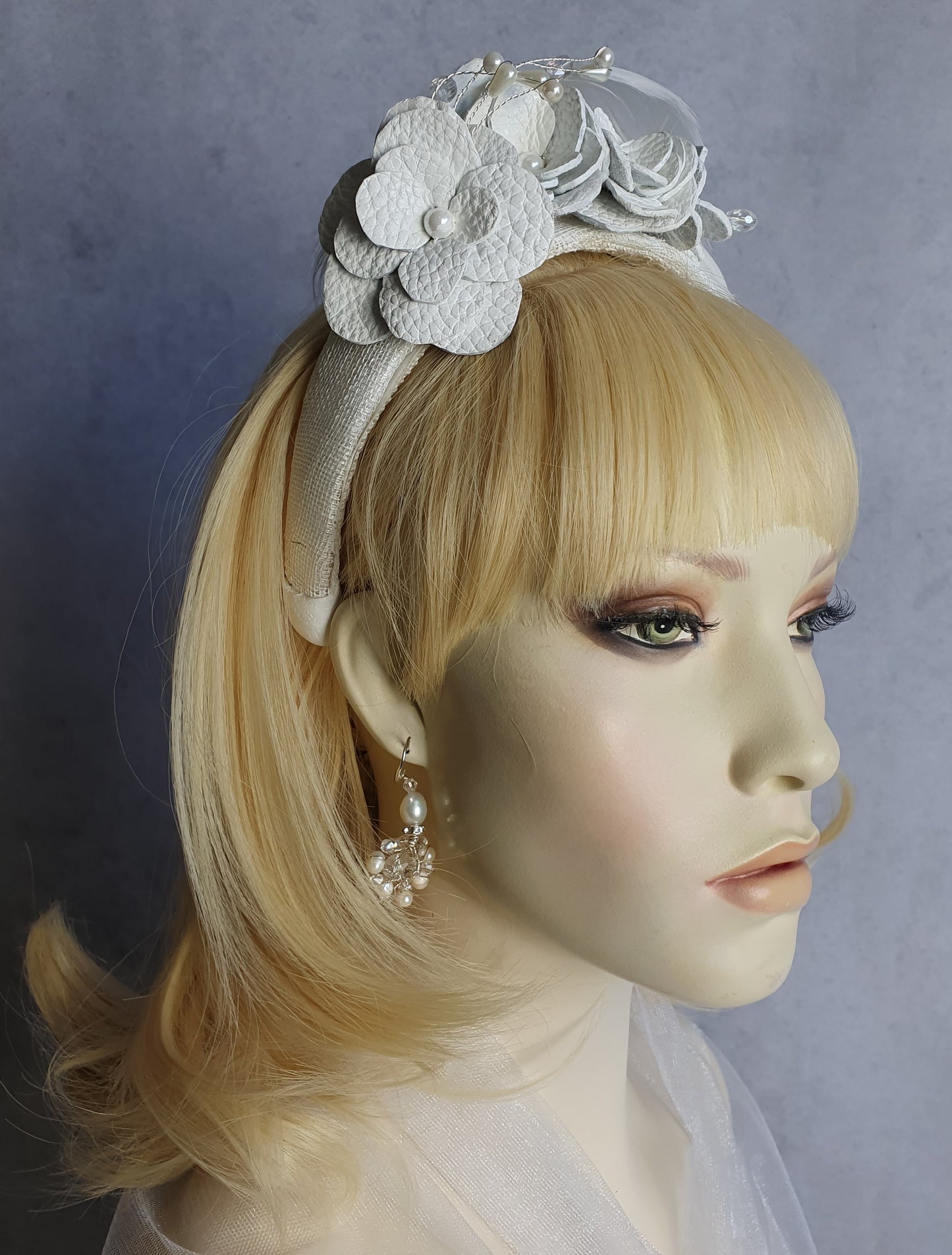 Handgemaakte witte Hoofdband van natuurlijk leder met zwanenveren- Elegant haarband, trouwhoofdband, bruidstiara speciale gelegenheid.