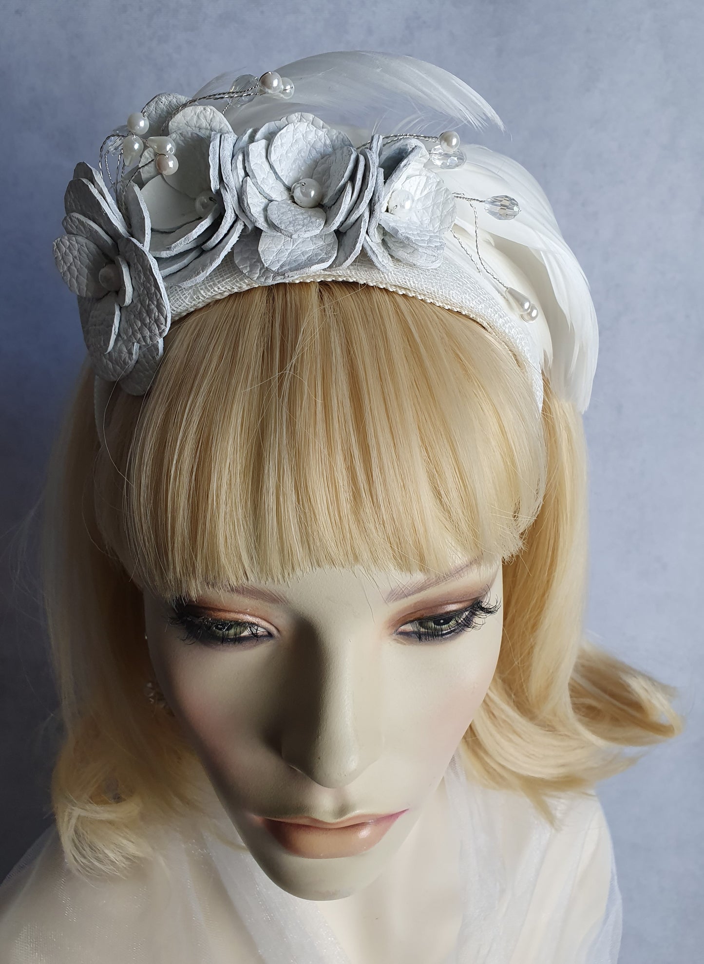 Handgemaakte witte Hoofdband van natuurlijk leder met zwanenveren- Elegant haarband, trouwhoofdband, bruidstiara speciale gelegenheid.