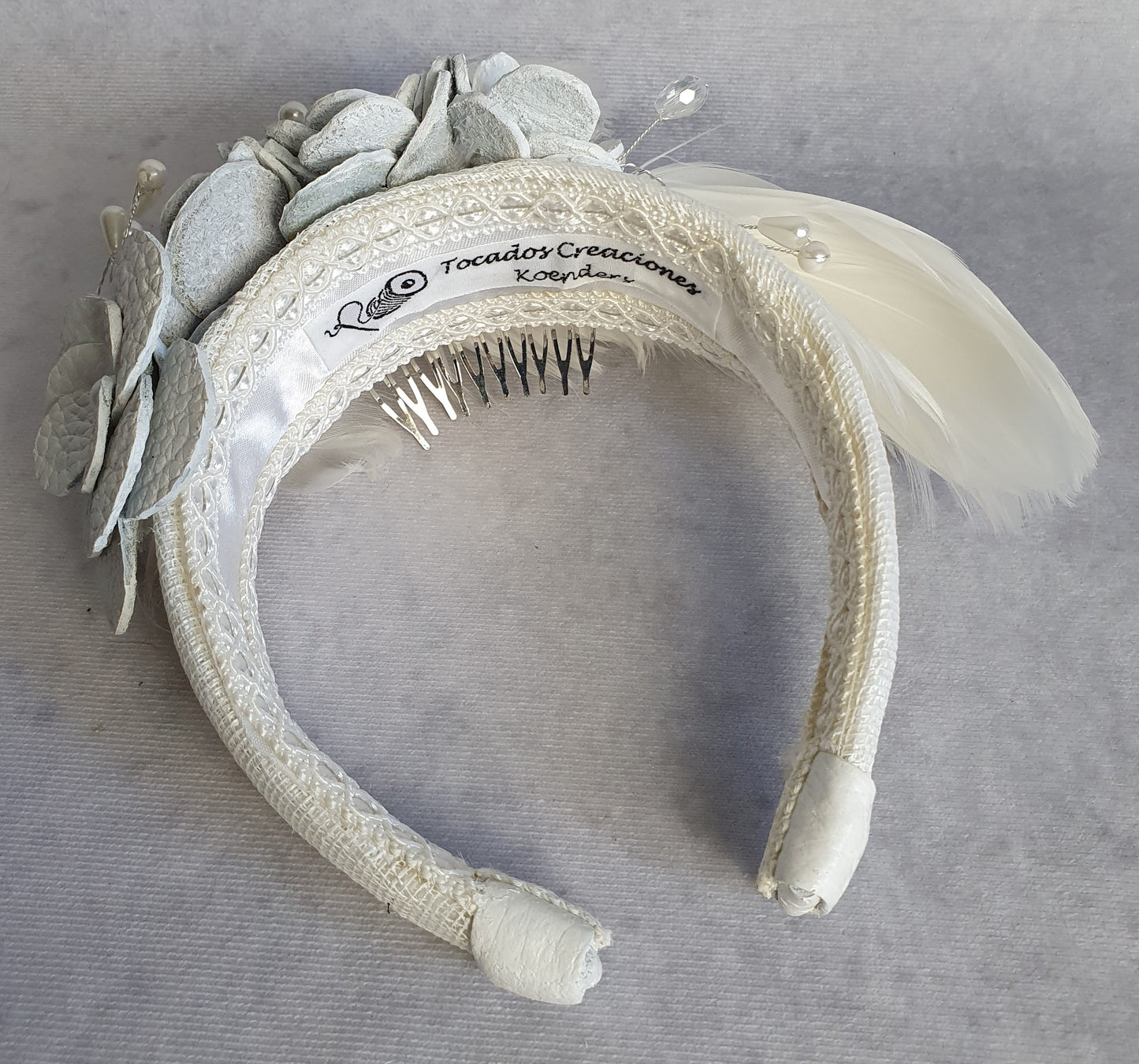 Handgemaakte witte Hoofdband van natuurlijk leder met zwanenveren- Elegant haarband, trouwhoofdband, bruidstiara speciale gelegenheid.