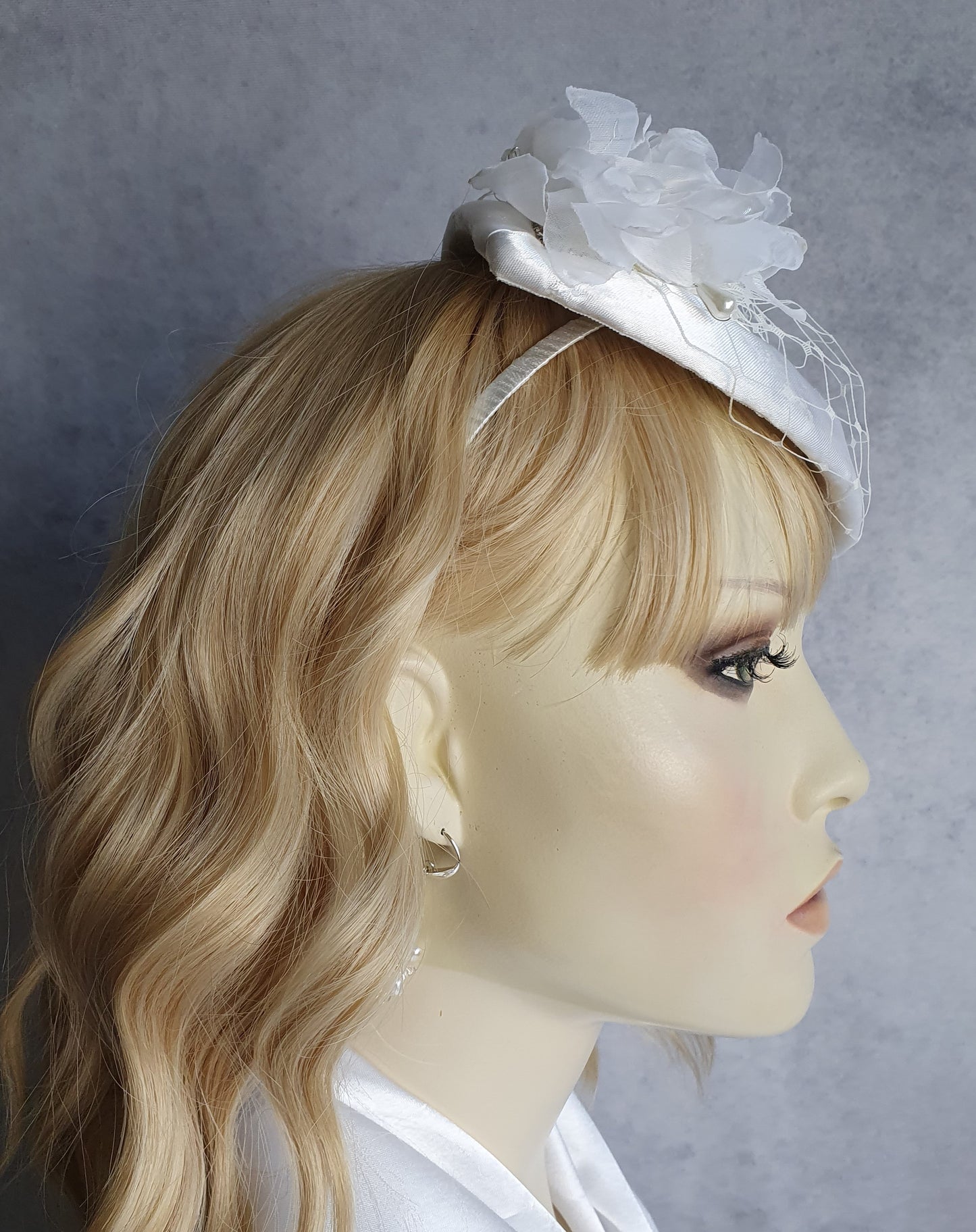 Handgemaakte ronde witte fascinator millinery van bloem met zijde , kant sluier, satijnen stof, parels, broche met parels en steentjes