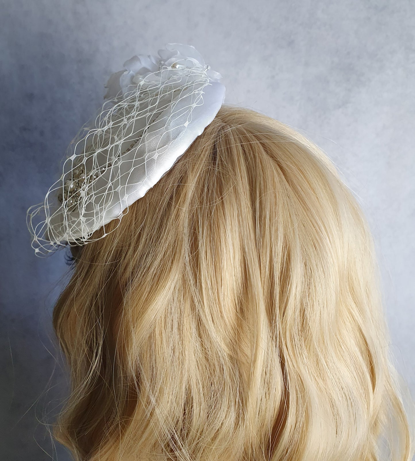 Handgemaakte ronde witte fascinator millinery van bloem met zijde , kant sluier, satijnen stof, parels, broche met parels en steentjes