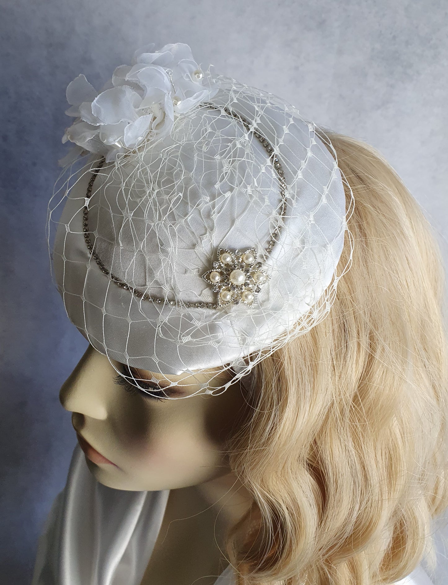 Handgemaakte ronde witte fascinator millinery van bloem met zijde , kant sluier, satijnen stof, parels, broche met parels en steentjes