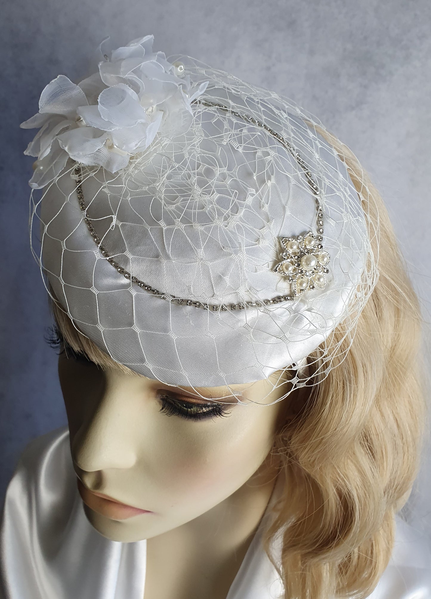 Handgemaakte ronde witte fascinator millinery van bloem met zijde , kant sluier, satijnen stof, parels, broche met parels en steentjes