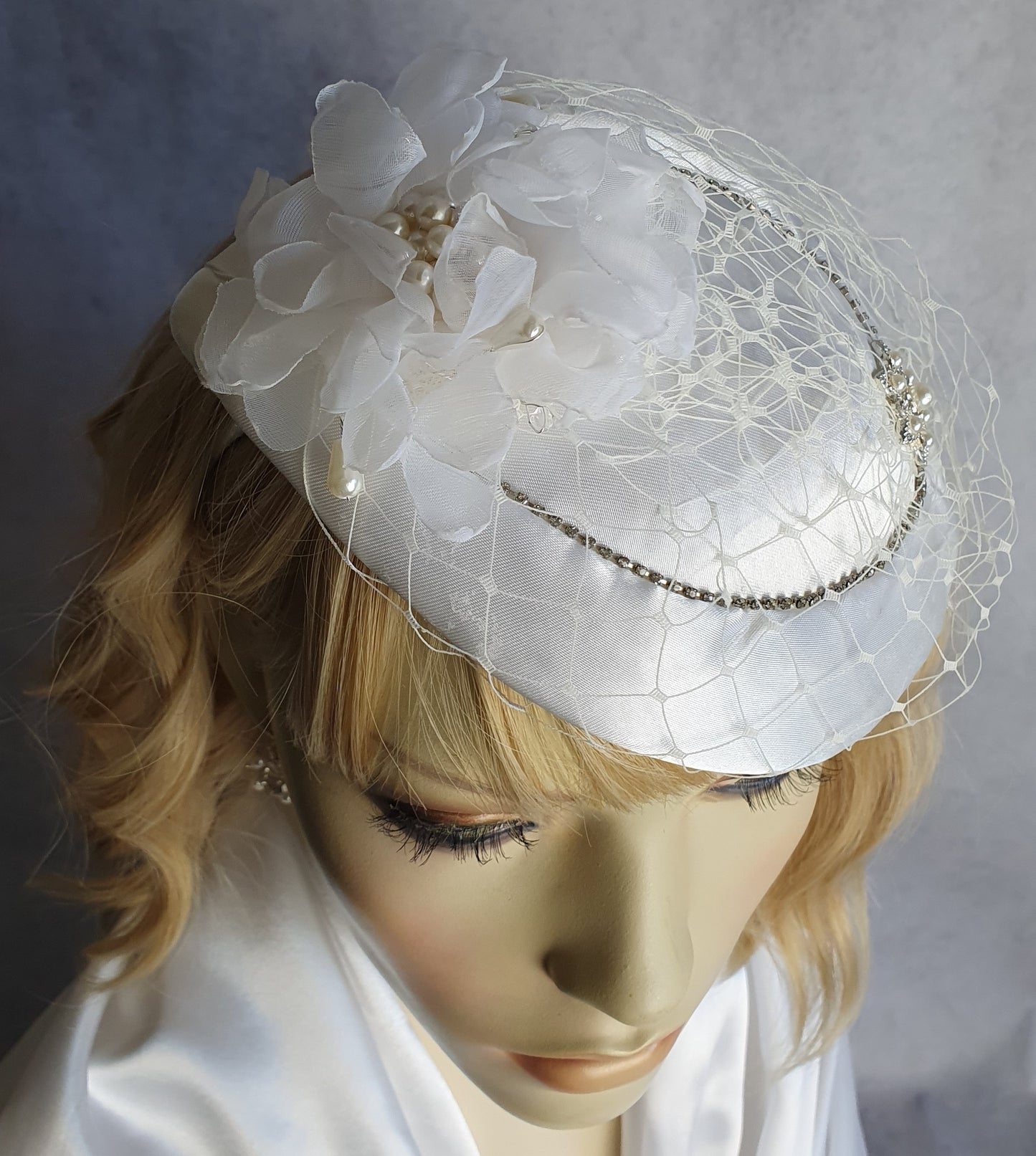 Handgemaakte ronde witte fascinator millinery van bloem met zijde , kant sluier, satijnen stof, parels, broche met parels en steentjes