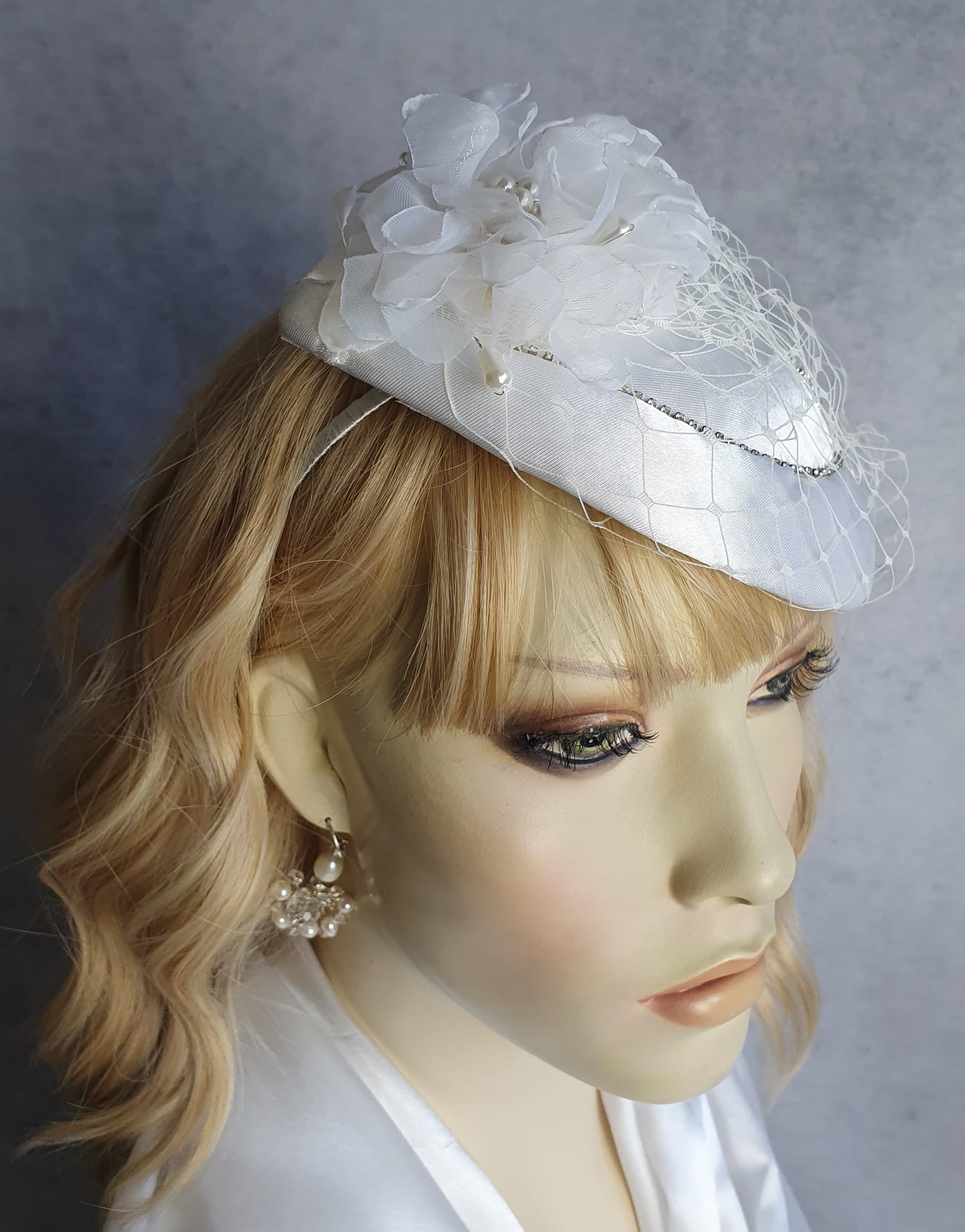 Handgemaakte ronde witte fascinator millinery van bloem met zijde , kant sluier, satijnen stof, parels, broche met parels en steentjes