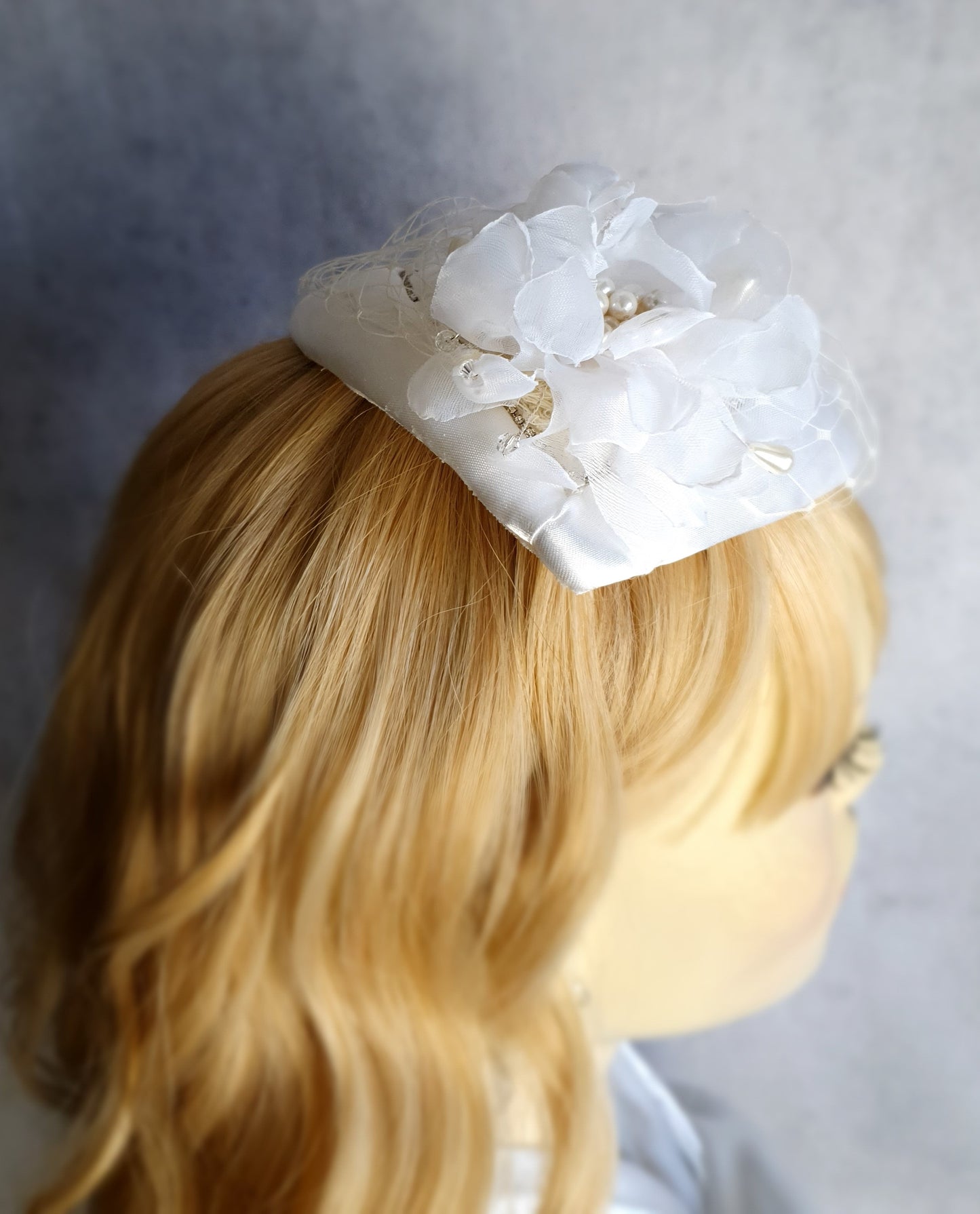 Handgemaakte ronde witte fascinator millinery van bloem met zijde , kant sluier, satijnen stof, parels, broche met parels en steentjes