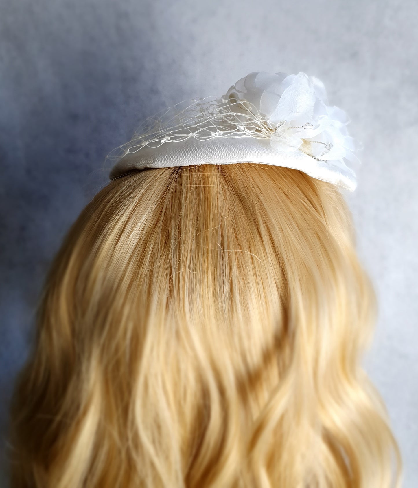 Handgemaakte ronde witte fascinator millinery van bloem met zijde , kant sluier, satijnen stof, parels, broche met parels en steentjes