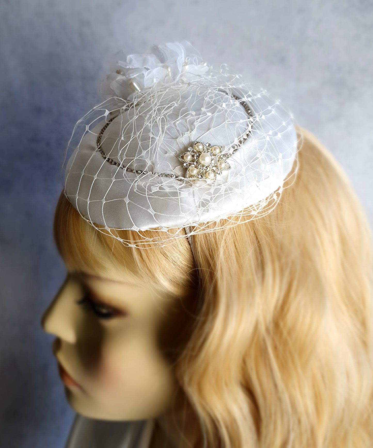 Handgemaakte ronde witte fascinator millinery van bloem met zijde , kant sluier, satijnen stof, parels, broche met parels en steentjes
