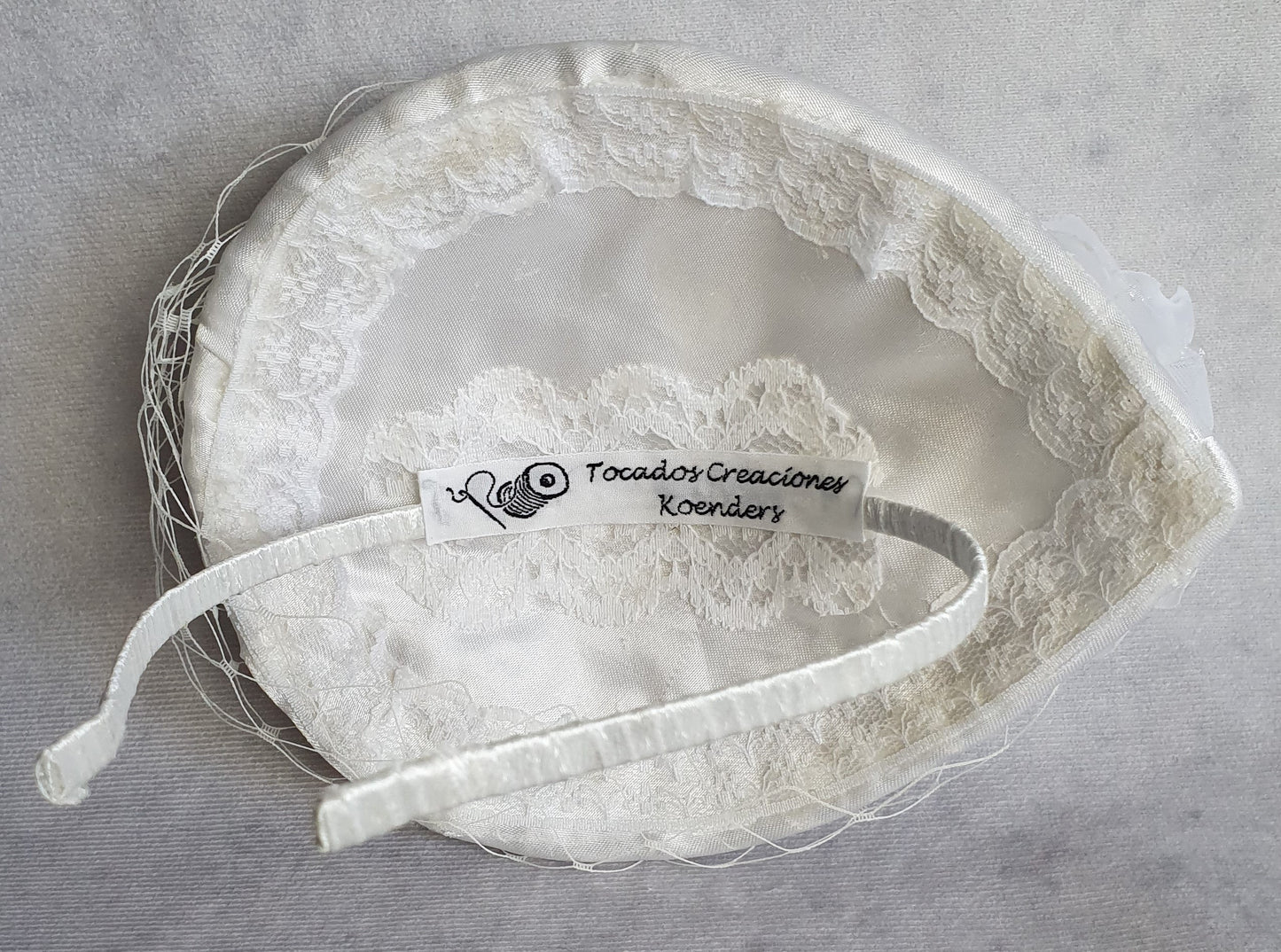 Handgemaakte ronde witte fascinator millinery van bloem met zijde , kant sluier, satijnen stof, parels, broche met parels en steentjes