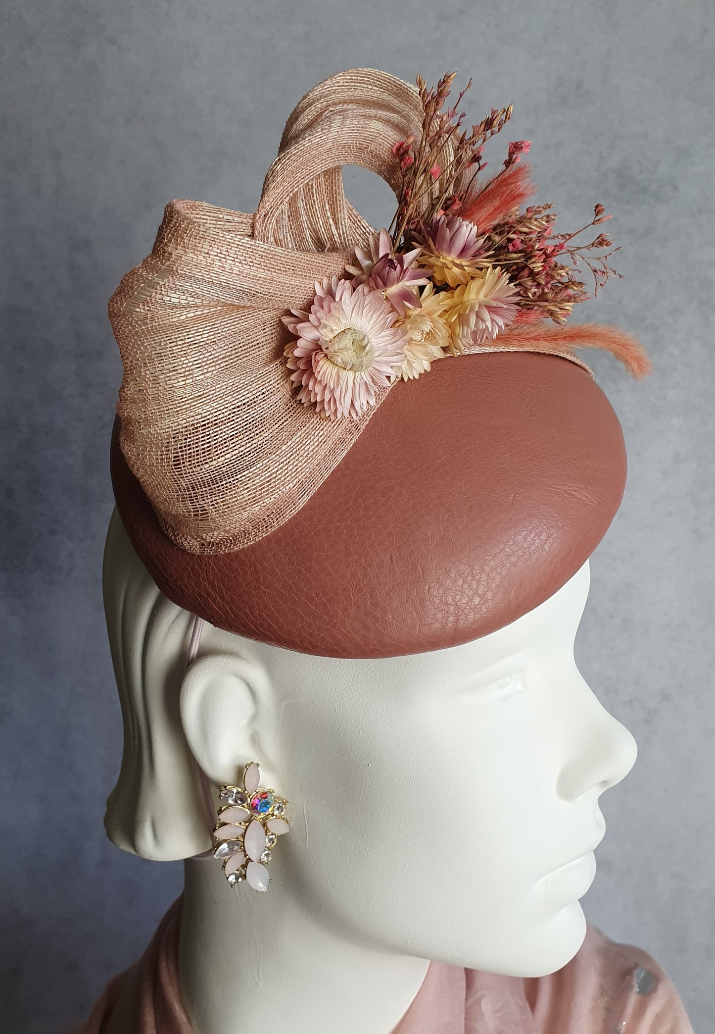 Handgemaakte roze fascinator met natuurlijk leder gastenhoed, elegante hoofdtooi - voor een bruiloft of speciale gelegenheid