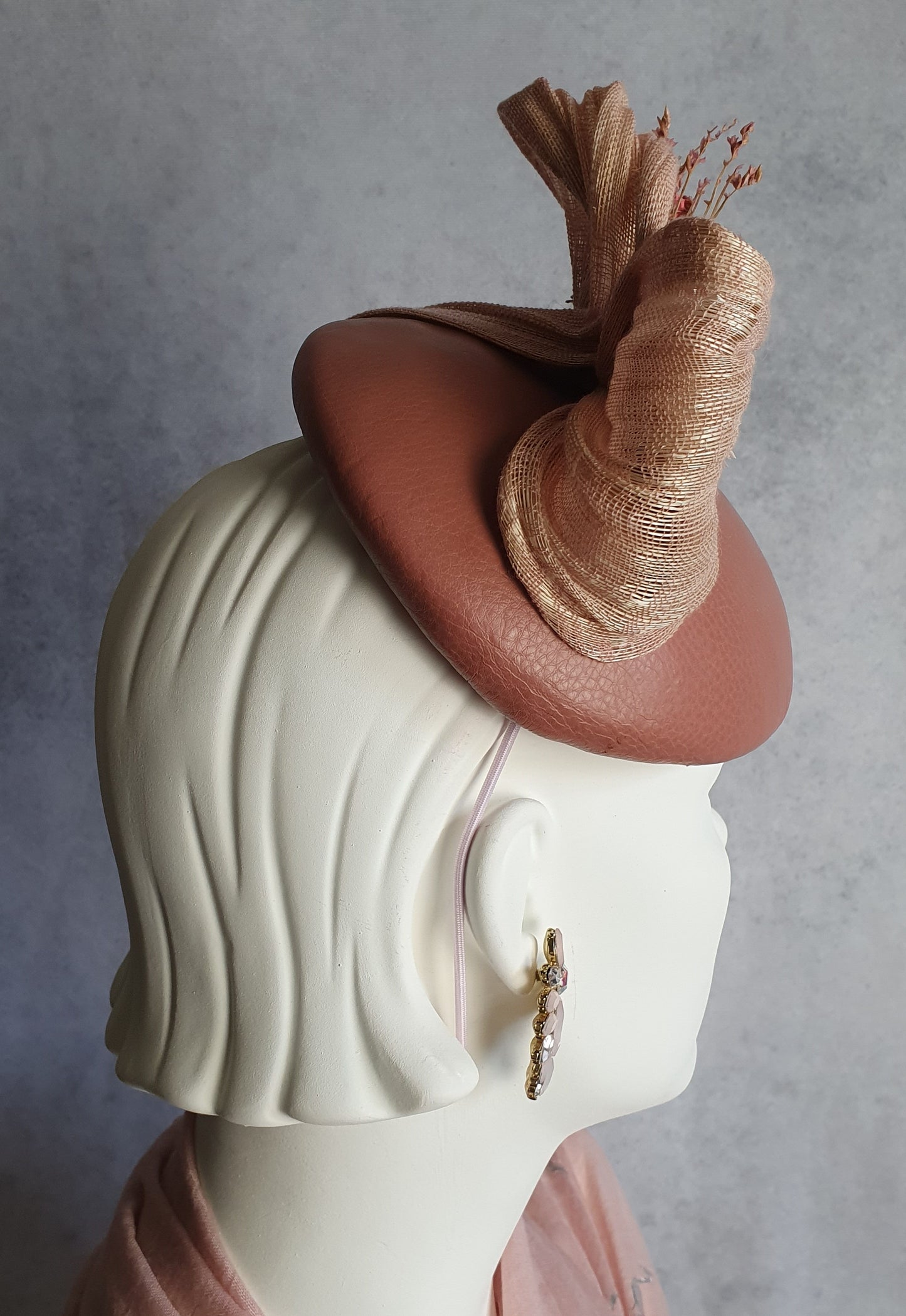 Handgemaakte roze fascinator met natuurlijk leder gastenhoed, elegante hoofdtooi - voor een bruiloft of speciale gelegenheid