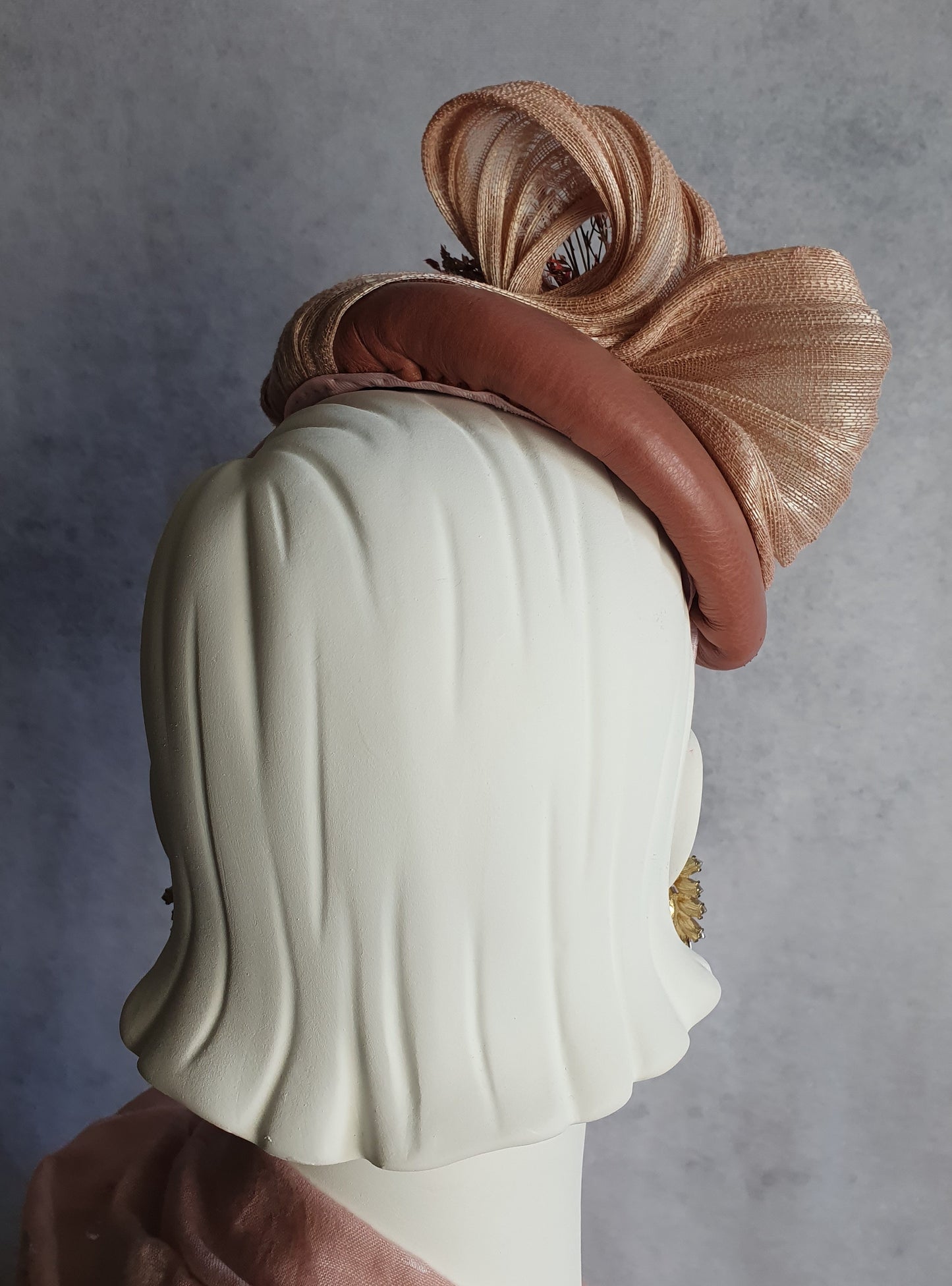Handgemaakte roze fascinator met natuurlijk leder gastenhoed, elegante hoofdtooi - voor een bruiloft of speciale gelegenheid