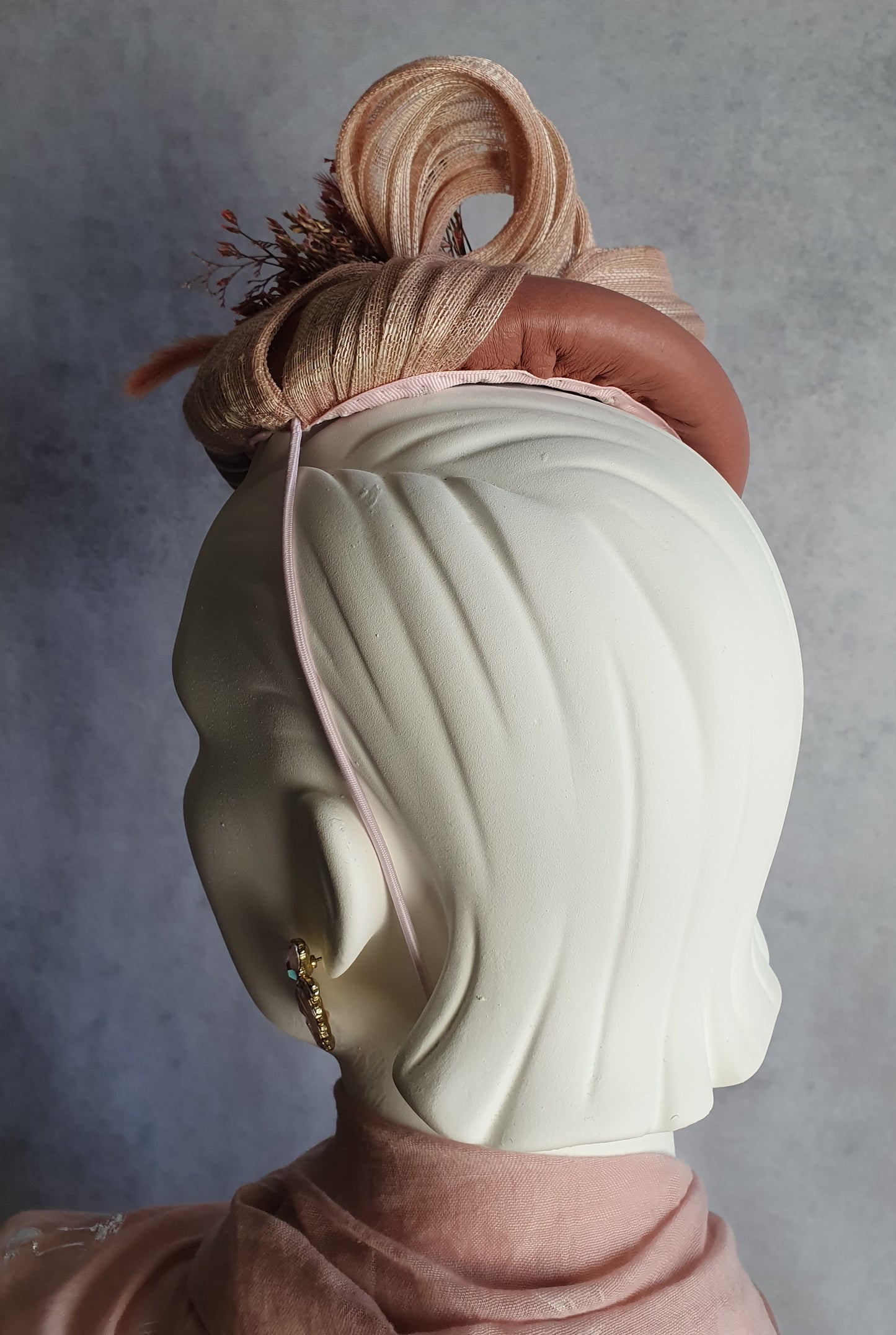 Handgemaakte roze fascinator met natuurlijk leder gastenhoed, elegante hoofdtooi - voor een bruiloft of speciale gelegenheid