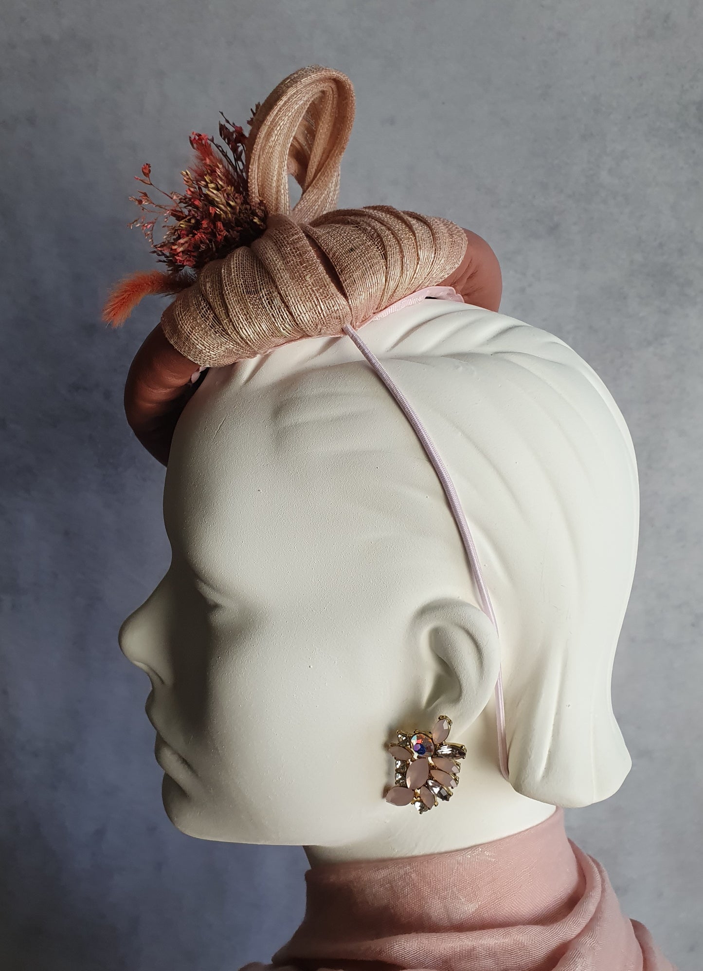 Handgemaakte roze fascinator met natuurlijk leder gastenhoed, elegante hoofdtooi - voor een bruiloft of speciale gelegenheid