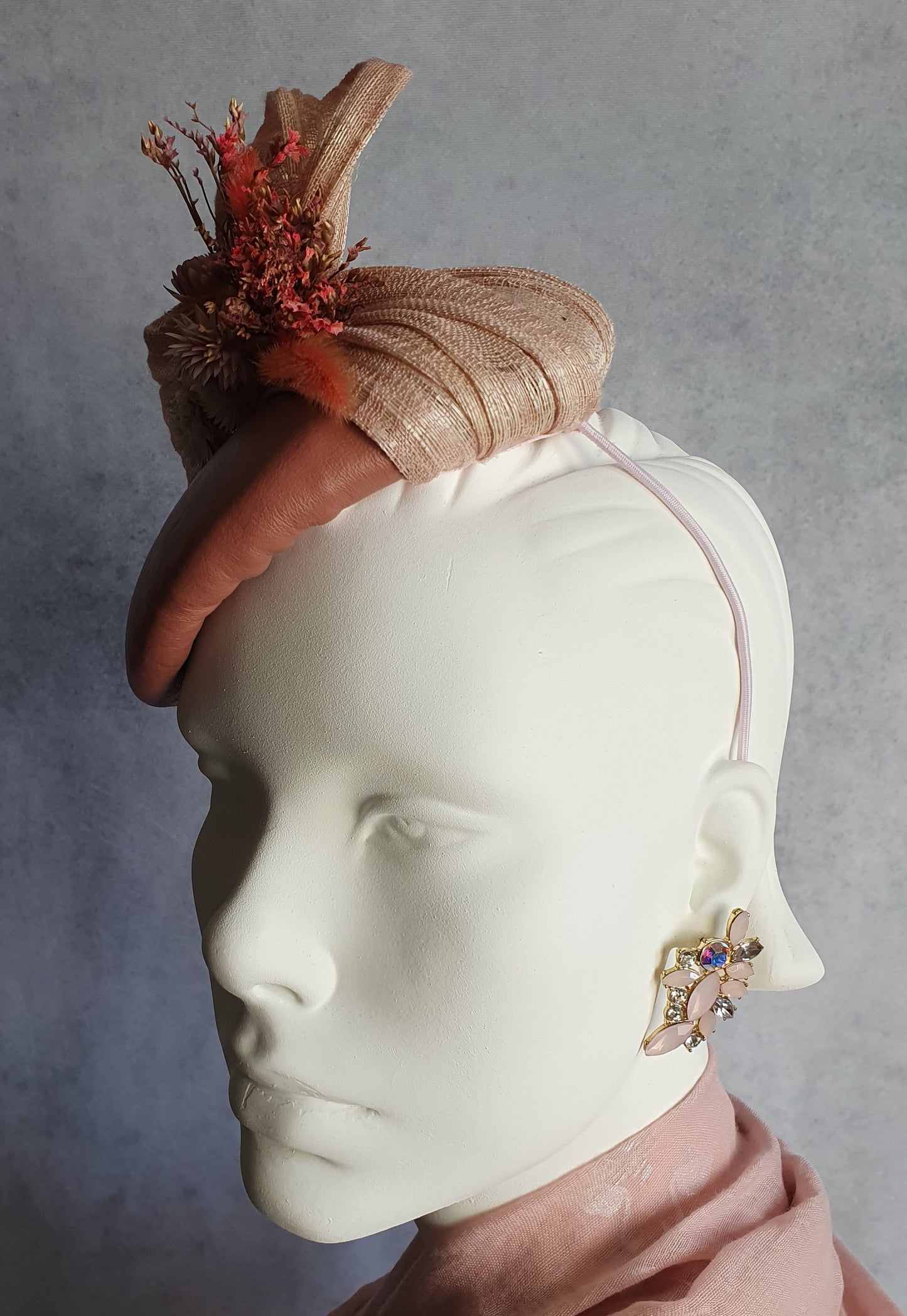 Handgemaakte roze fascinator met natuurlijk leder gastenhoed, elegante hoofdtooi - voor een bruiloft of speciale gelegenheid