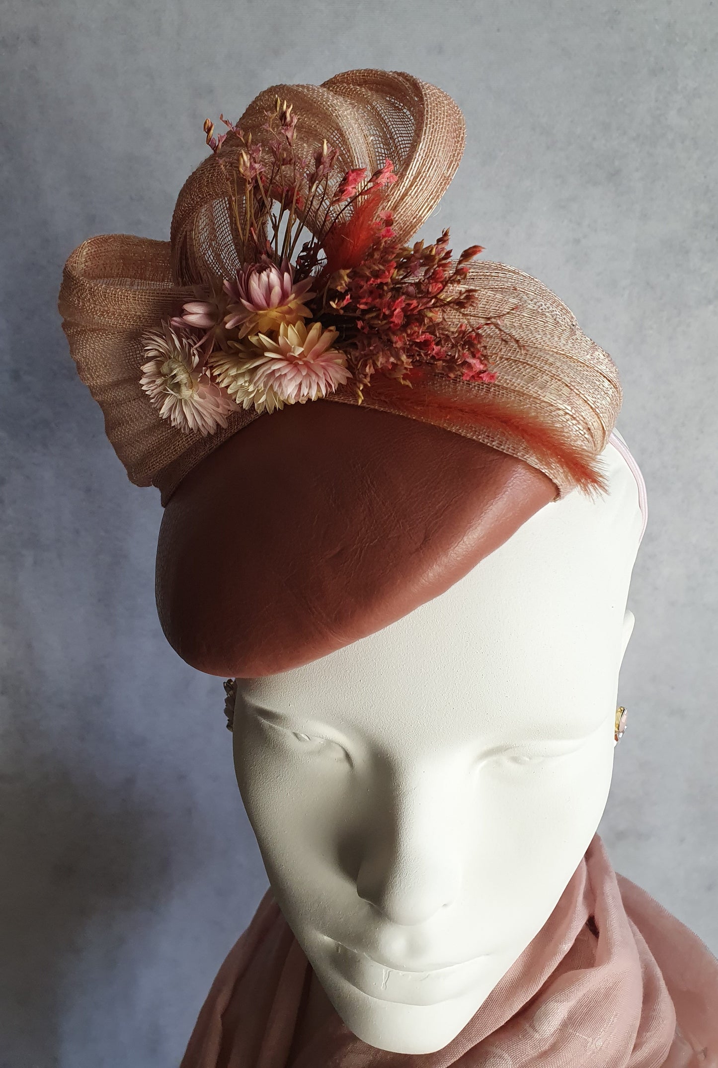 Handgemaakte roze fascinator met natuurlijk leder gastenhoed, elegante hoofdtooi - voor een bruiloft of speciale gelegenheid