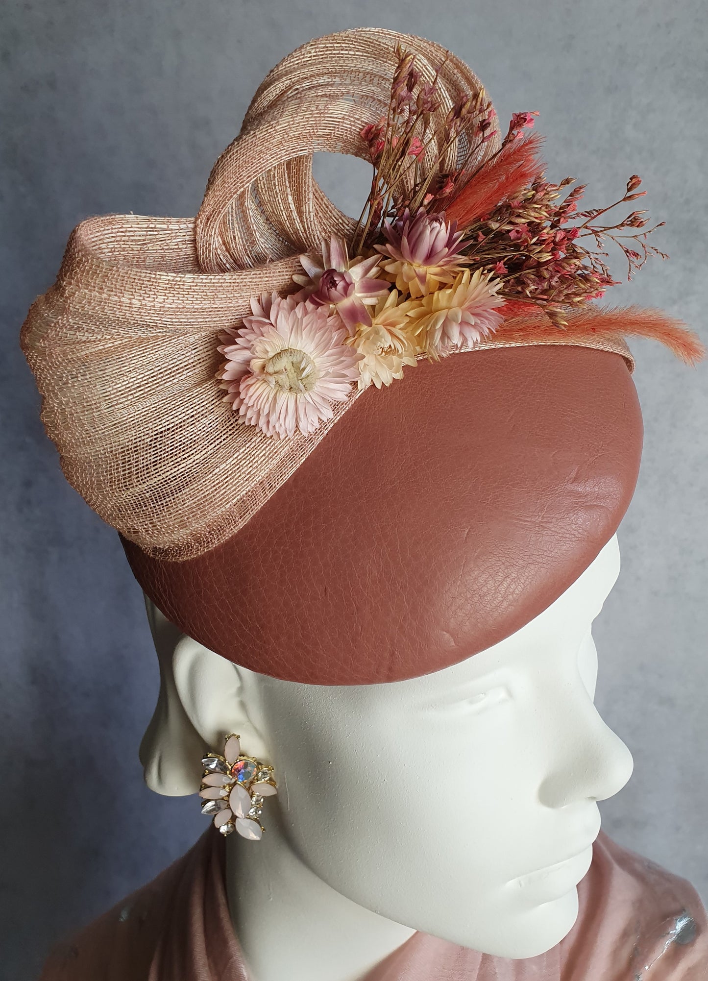 Handgemaakte roze fascinator met natuurlijk leder gastenhoed, elegante hoofdtooi - voor een bruiloft of speciale gelegenheid