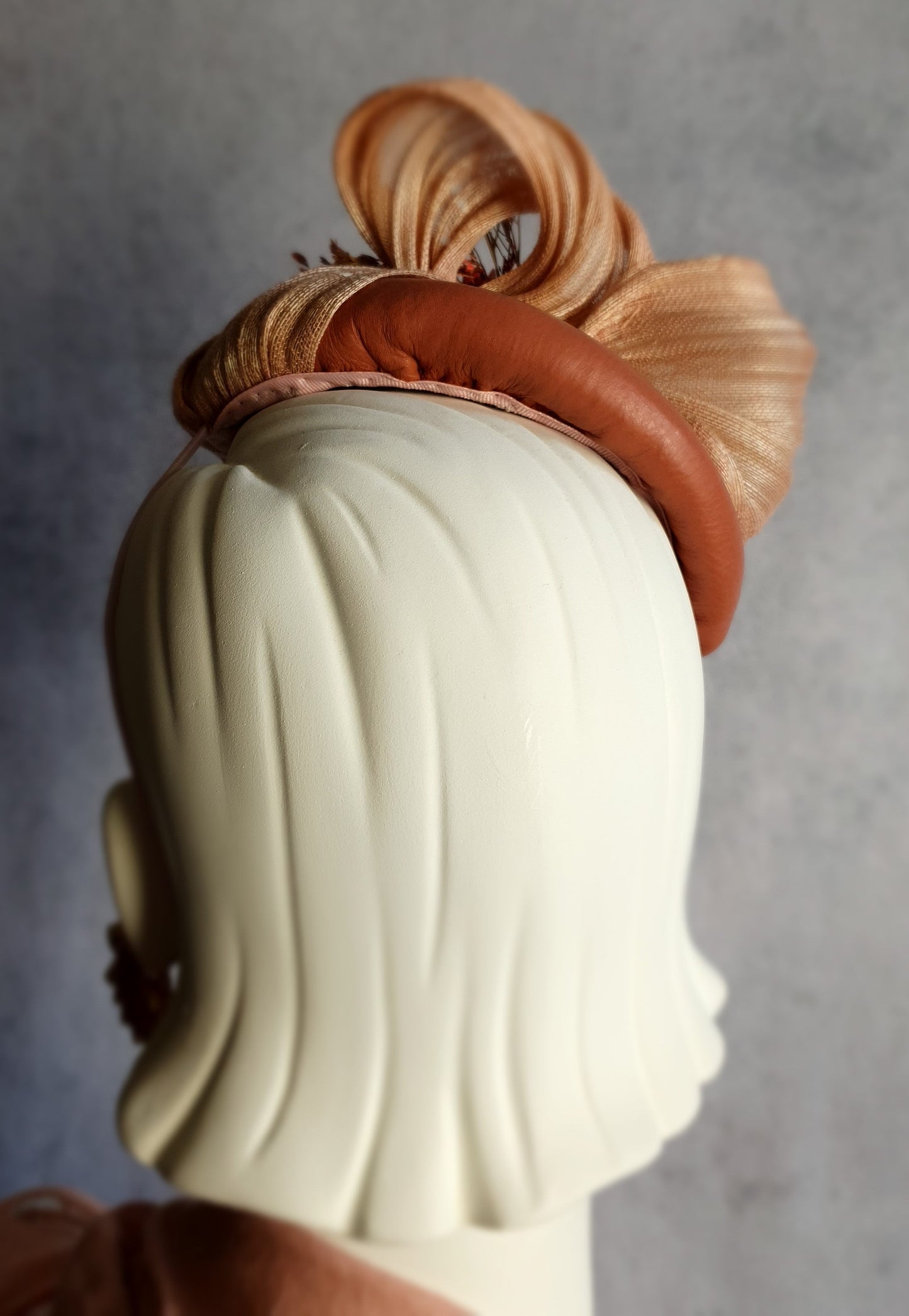 Handgemaakte roze fascinator met natuurlijk leder gastenhoed, elegante hoofdtooi - voor een bruiloft of speciale gelegenheid